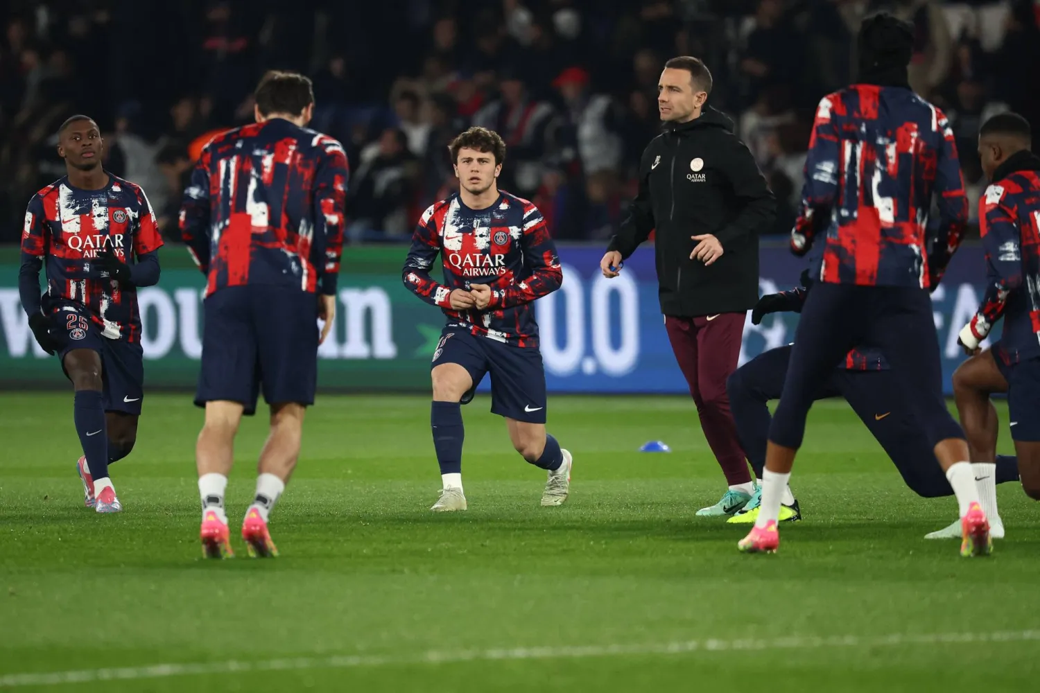 لاعبو سان جيرمان يعودون للسباق المحلي مع التفكير في الثأر من ليفربول (ا ف ب)