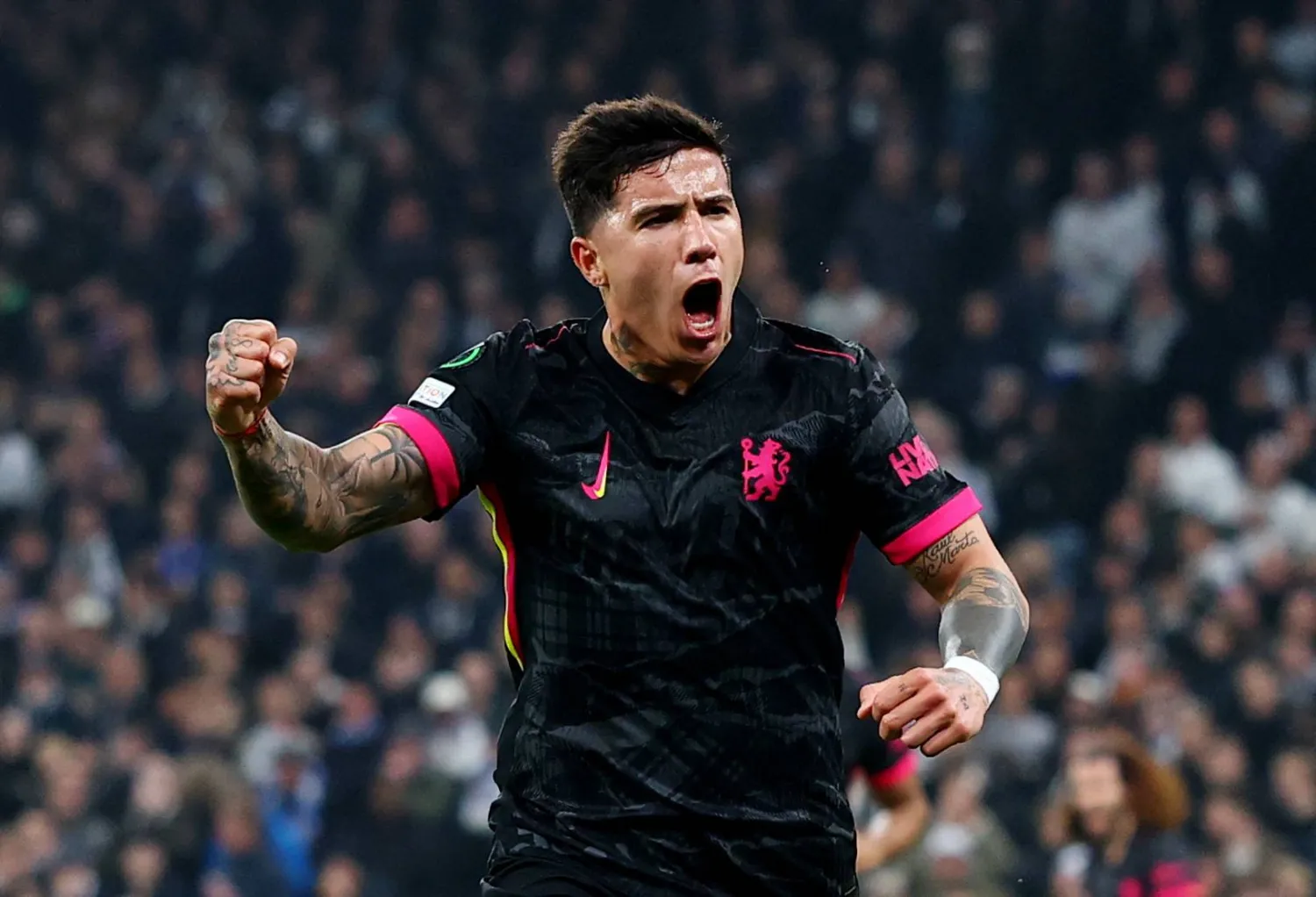 فرنانديز لاعب تشيلسي محتفلاً بهدفه في كوبنهاغن (رويترز)