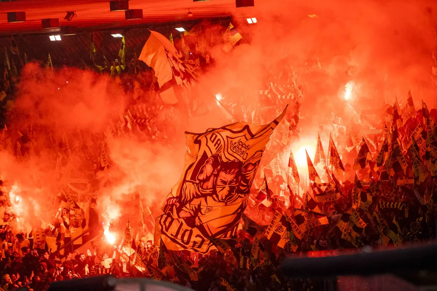 جماهير الاتحاد والقادسية أشعلت مدرجات ملعب الدمام في القمة الكروية (تصوير: عيسى الدبيسي)
