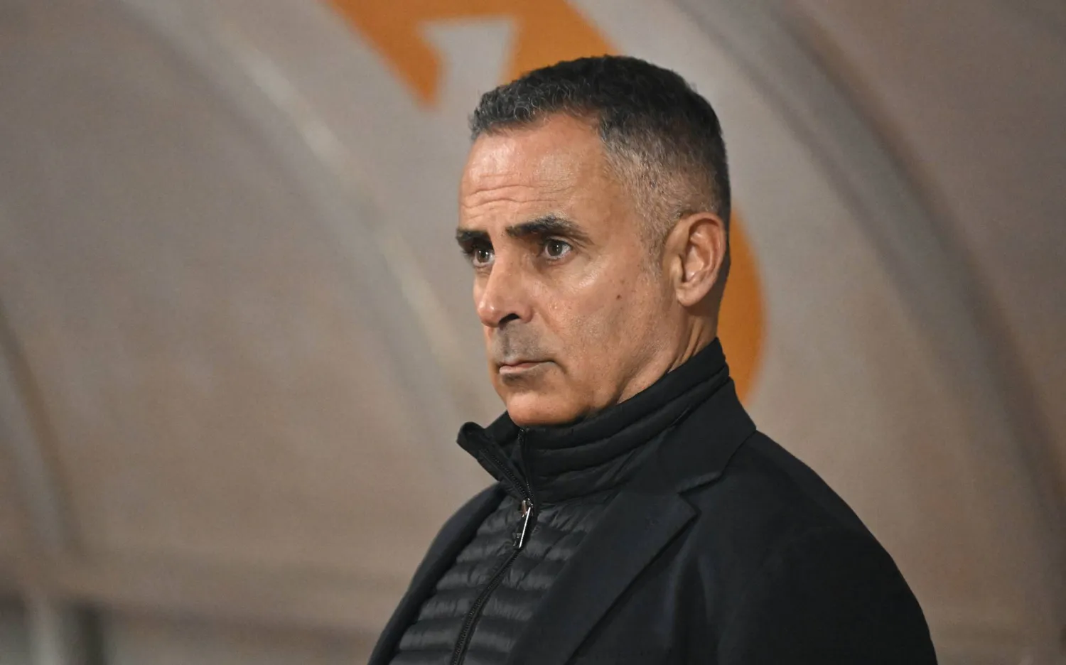 غوميز مدرب فريق الفتح عبر عن استيائه من حكم الفيديو المساعد (تصوير: بشير صالح) 