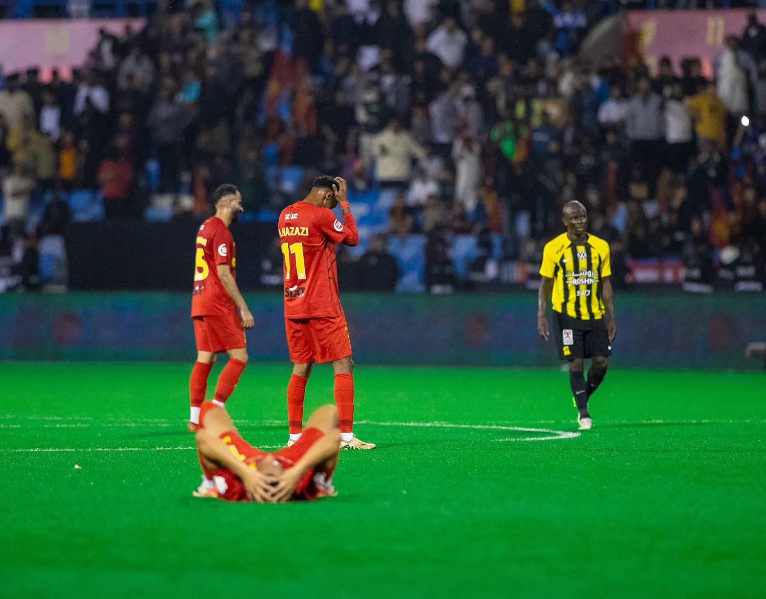 لاعبو القادسية في لقطة معبرة عقب التعادل أمام الاتحاد (تصوير: عيسى الدبيسي)
