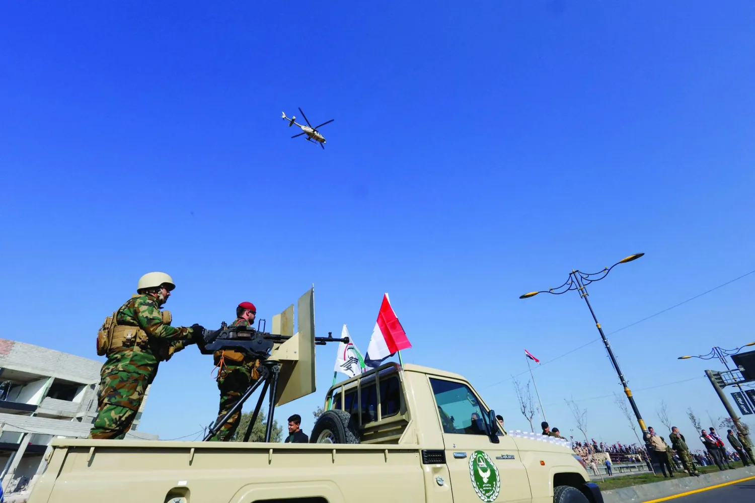 
عناصر في «الحشد الشعبي» بمدينة الموصل (رويترز)