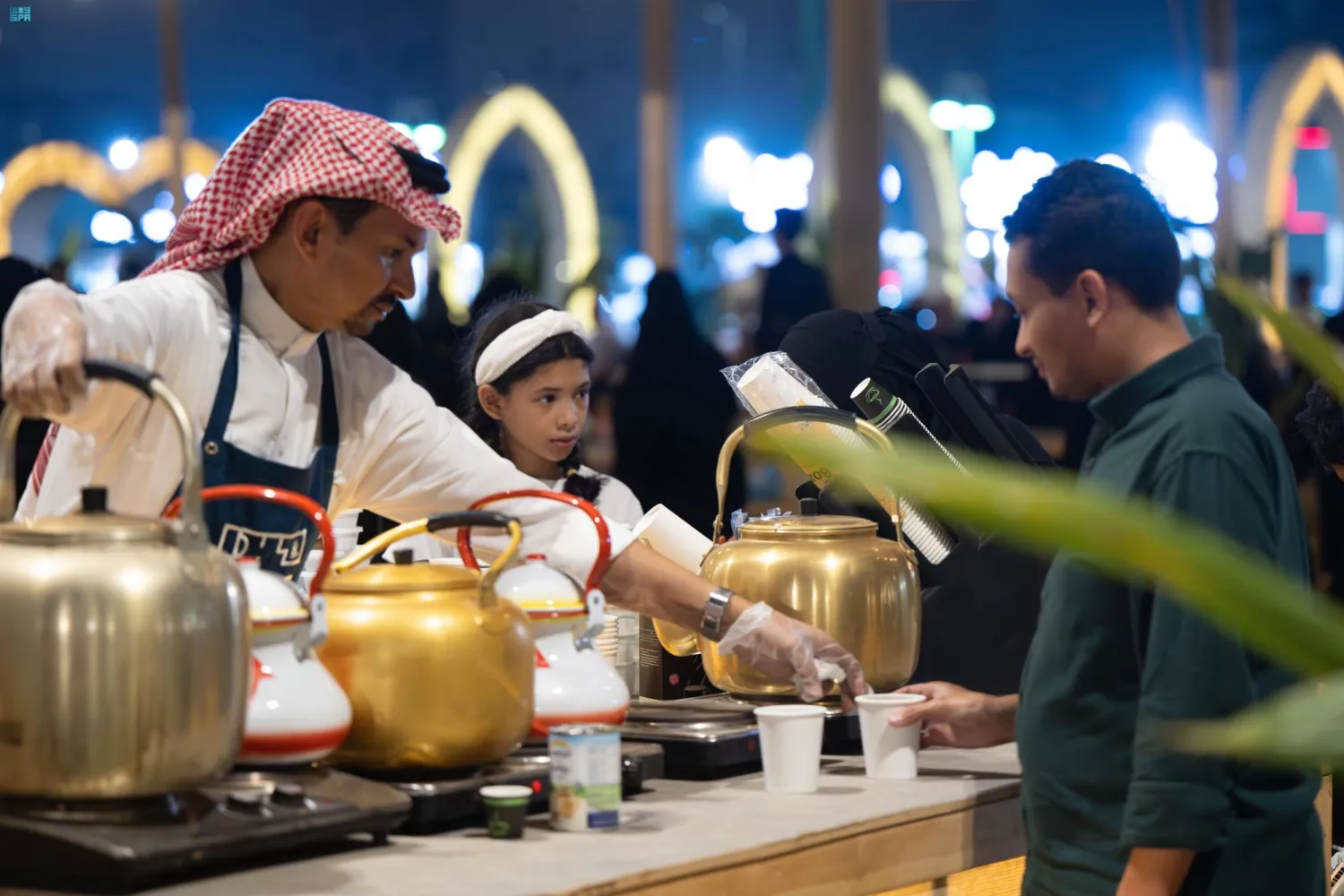 يضم السوق 60 موقعًا مختلفًا تقدم أشهى المأكولات والمشروبات الشعبية (واس)