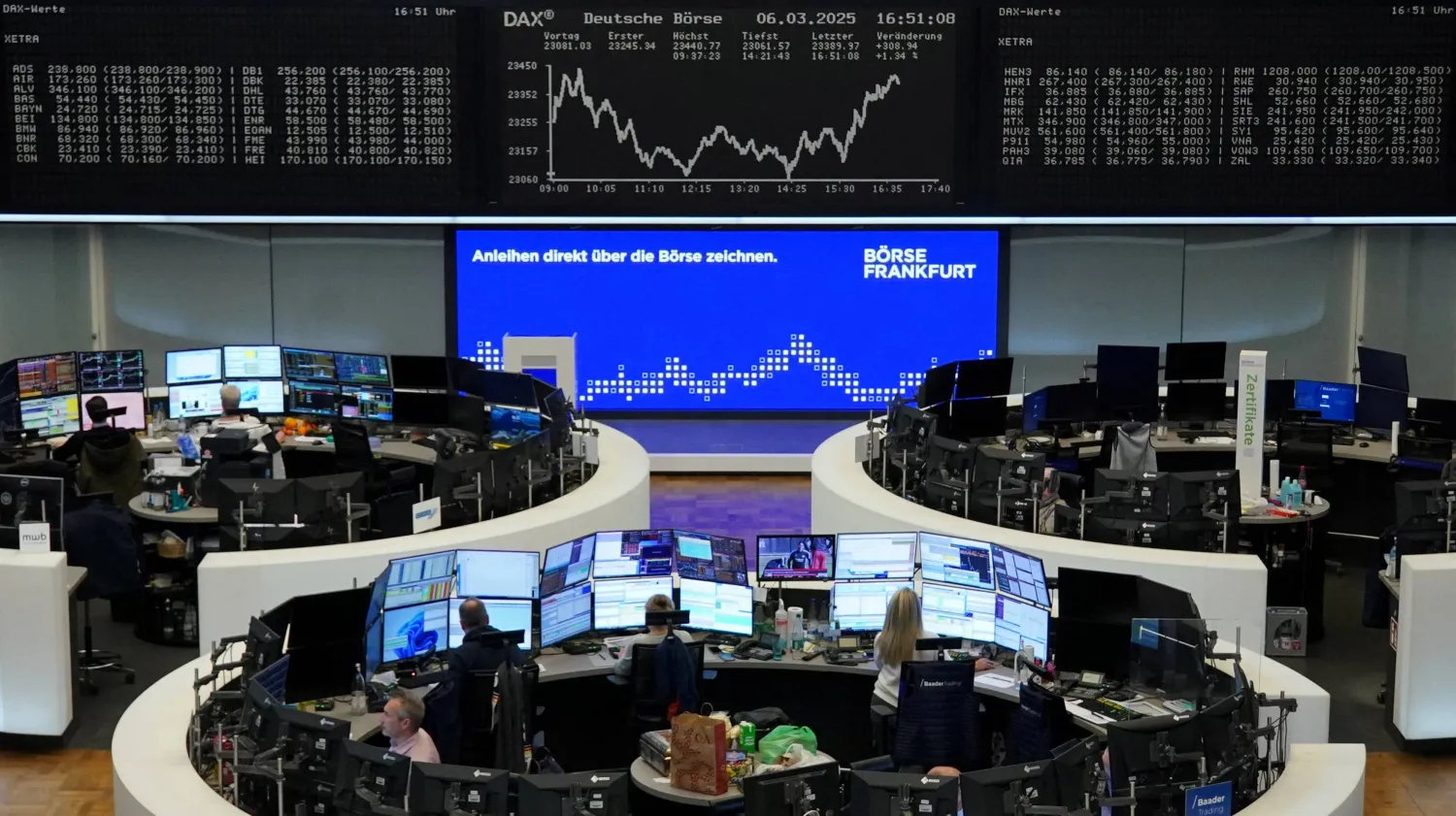 رسم بياني لمؤشر أسعار الأسهم الألماني «داكس» في بورصة فرنكفورت (رويترز)