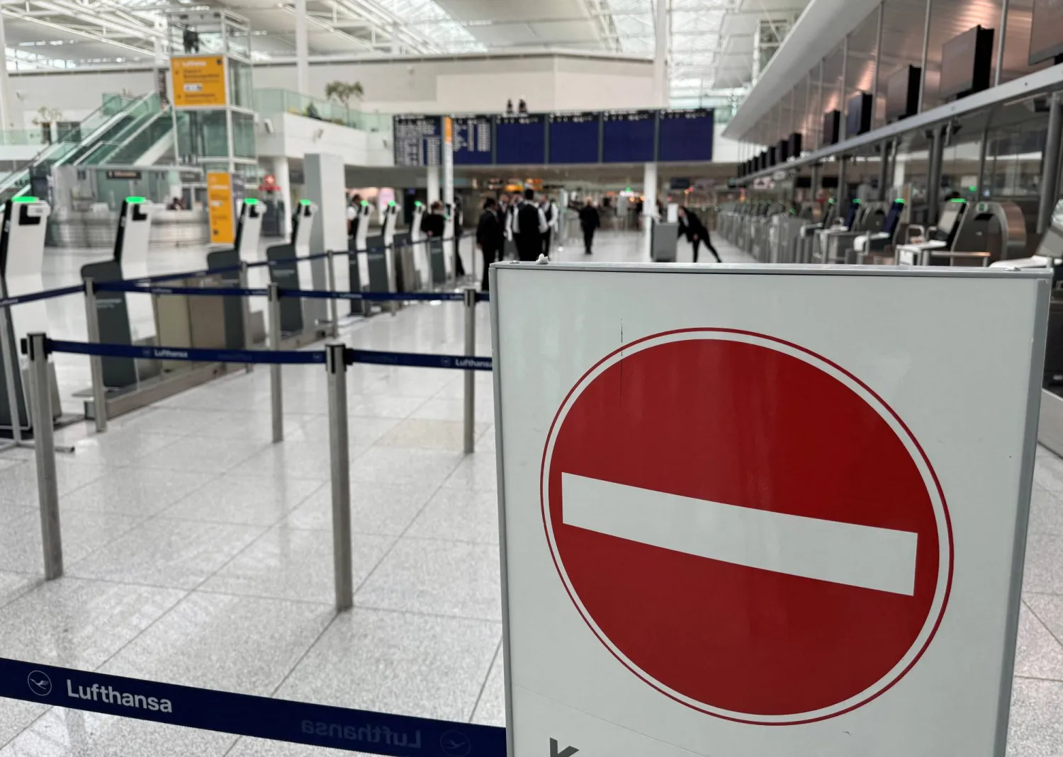 FILE PHOTO: The empty Lufthansa check-in counters at Munich’s Franz-Josef-Strauss airport are seen as public sector workers and ground staff started a two-day strike after wage negotiations ended without result in Munich, Germany, February 27, 2025. REUTERS/Ayhan Uyanik/File Photo