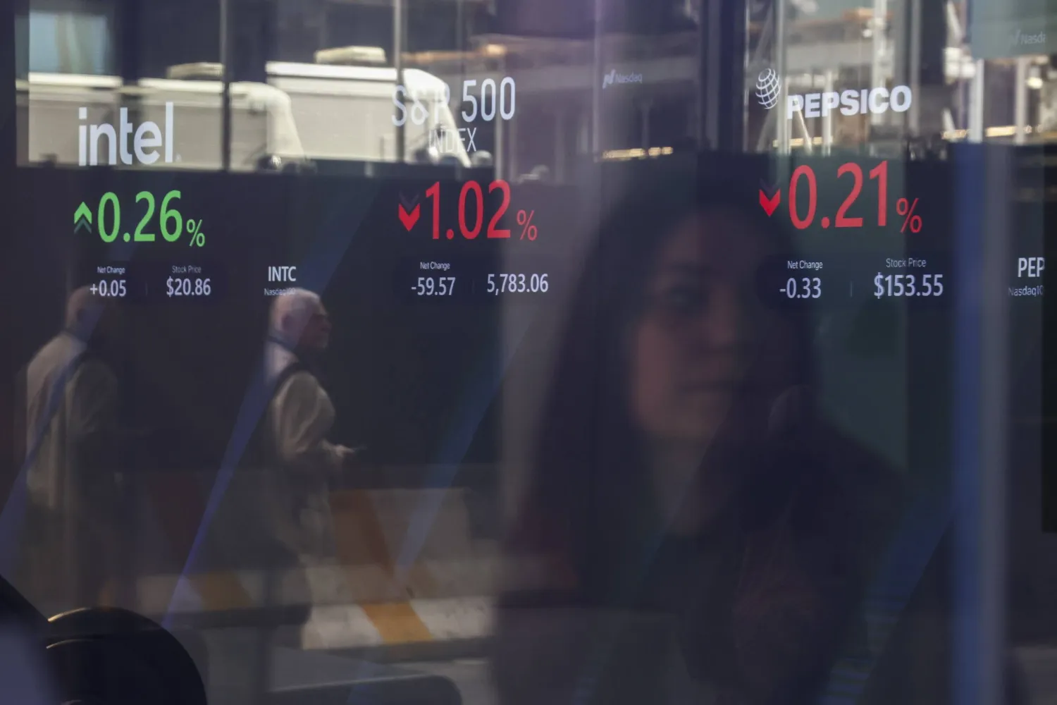 متداولون داخل قاعة بورصة نيويورك (وكالة حماية البيئة)