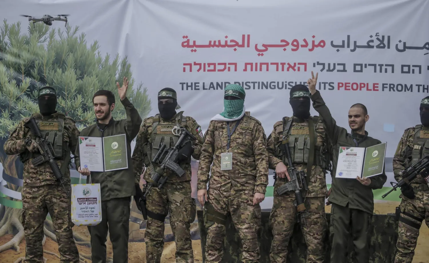 عناصر من «حماس» مع رهينتين إسرائيليين قبل تسليمهما لـ«الصليب الأحمر» وسط غزة الشهر الماضي (إ.ب.أ)