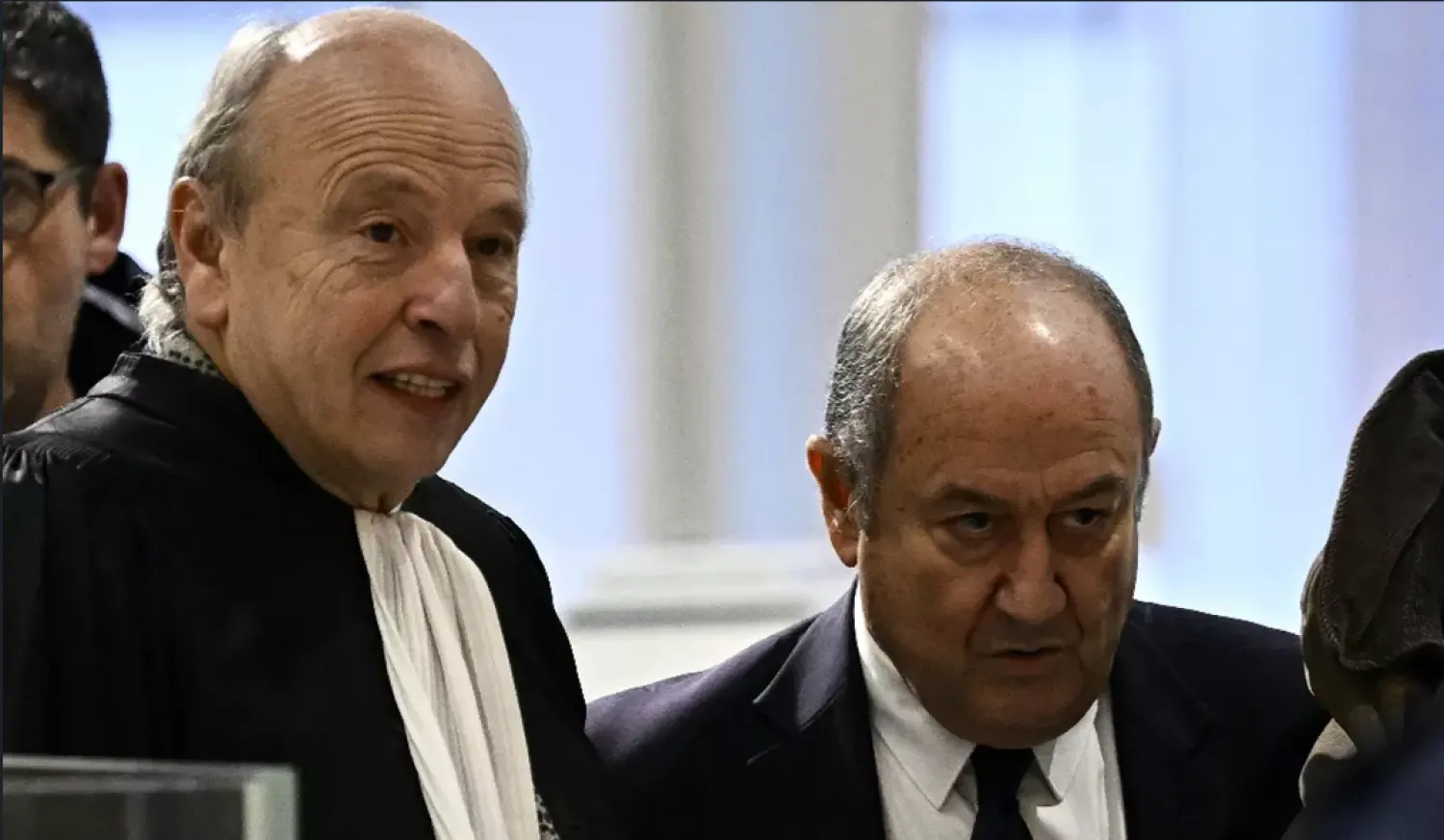 «القرش» مع محاميه (أ.ف.ب)