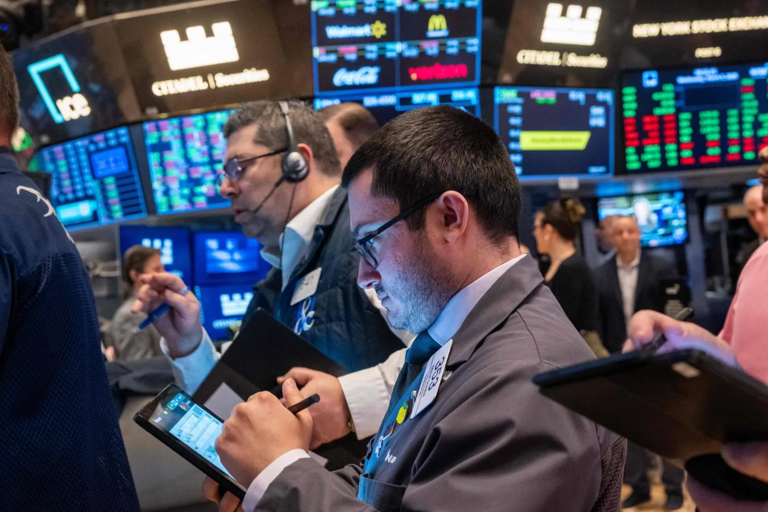 متداولون يعملون على أرضية بورصة نيويورك (أ.ف.ب)