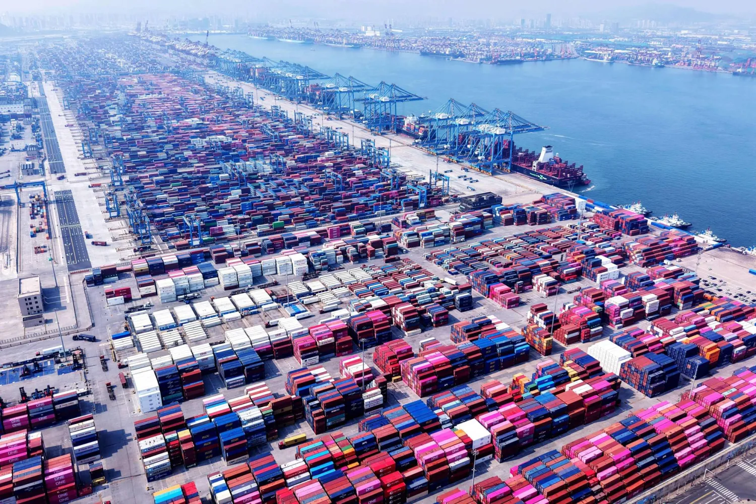 حاويات في طريقها للتصدير بميناء قينغداو شرق الصين (أ.ف.ب)