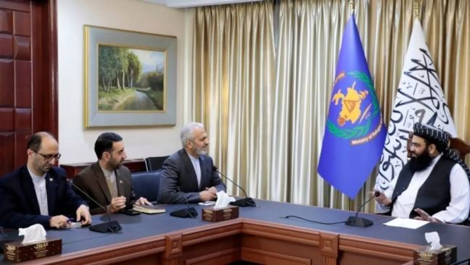 القائم بأعمال وزير شؤون اللاجئين والعودة في حركة «طالبان» مولوي عبد الكبير (أقصى اليمين) يلتقي السفير الإيراني علي رضا بكدلي (الثالث من اليسار)... (الصورة صادرة عن وزارة شؤون اللاجئين والعودة في حركة «طالبان» الأفغانية على موقع «إكس»)