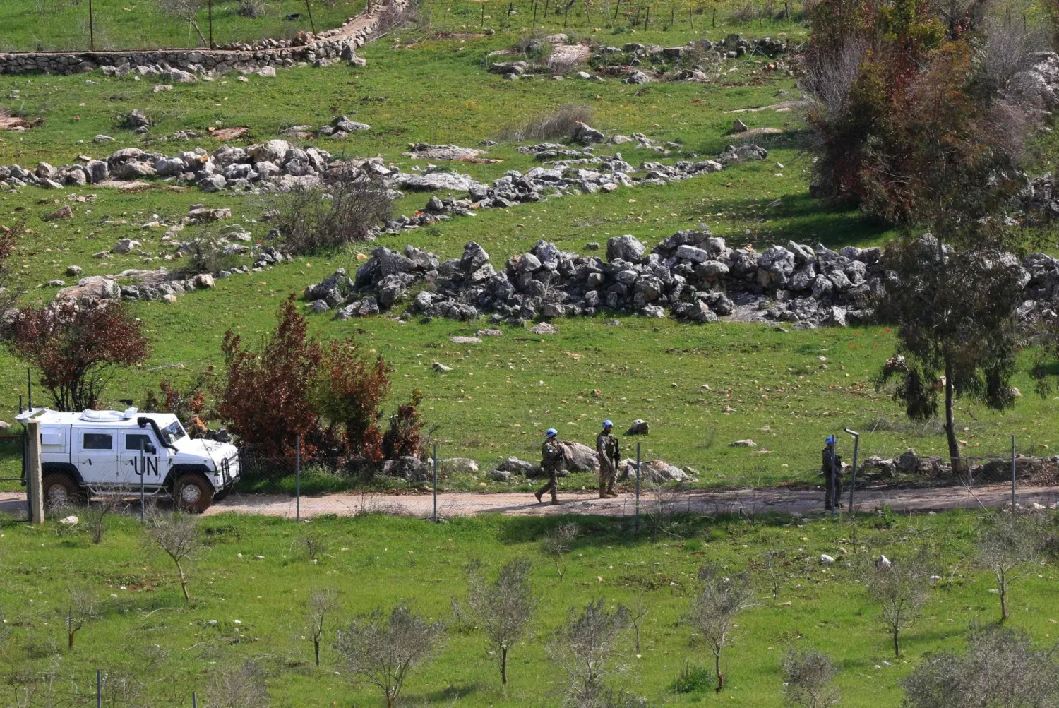 قوات حفظ السلام التابعة لـ«اليونيفيل» تقوم بدورية في قرية راميا الواقعة في جنوب لبنان (أ.ف.ب)
