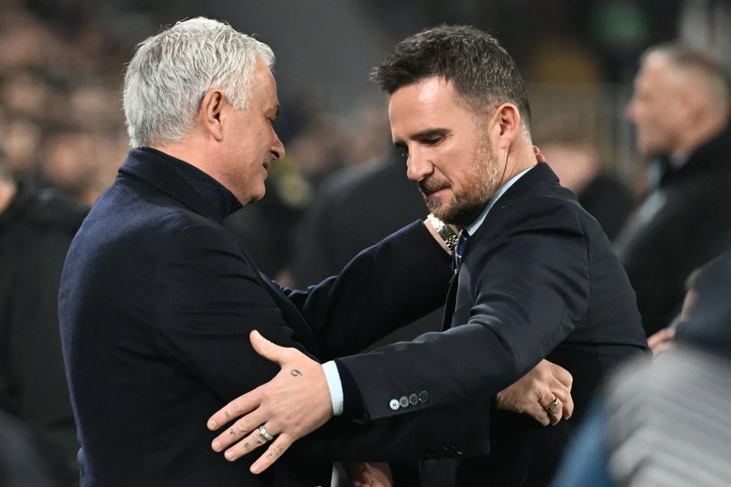 جوزيه مورينيو مدرب فناربخشه يهنئ باري فيرغسون مدرب رينجرز بعد اللقاء (أ.ف.ب)