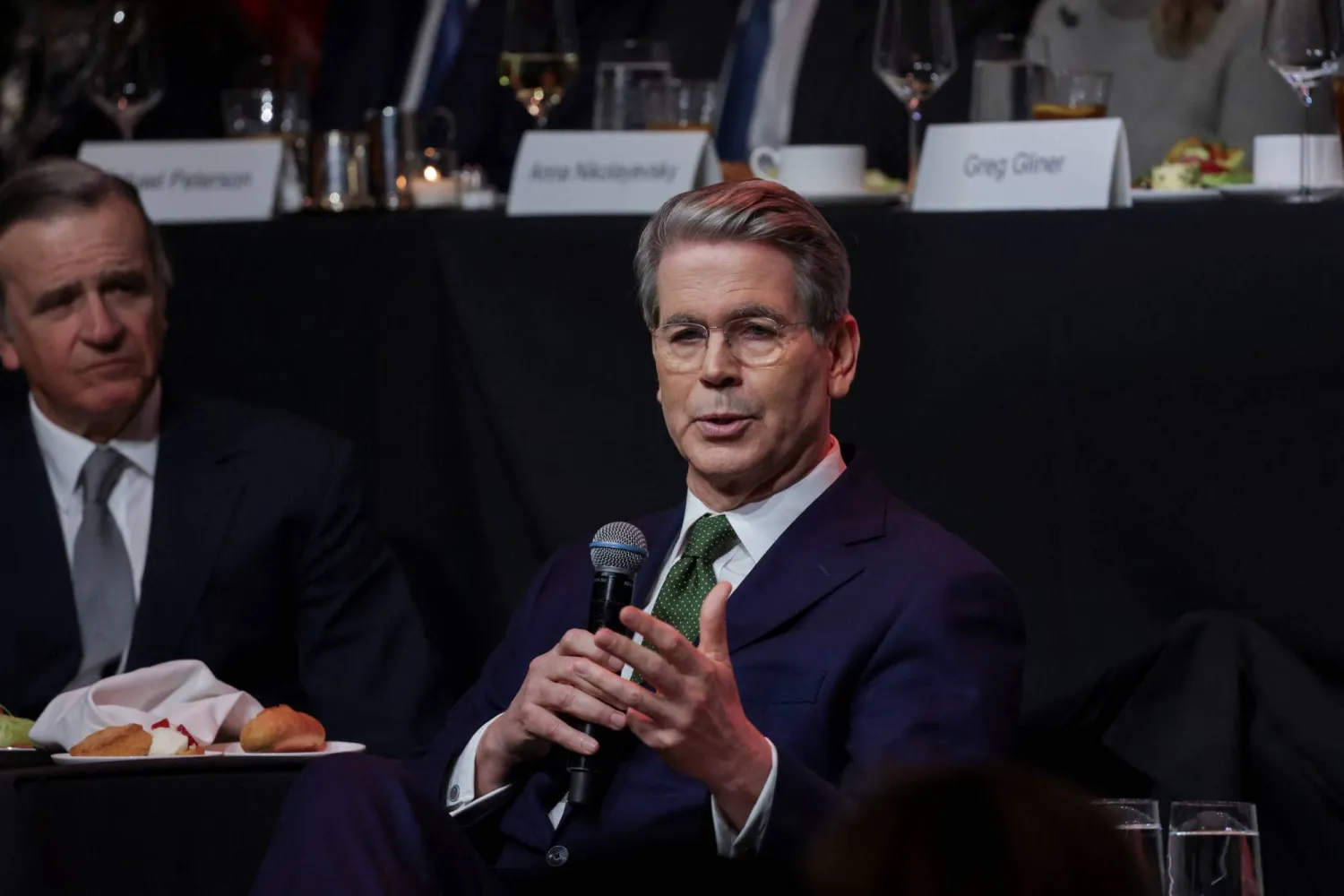 سكوت بيسنت يتحدث في فعالية نادي الاقتصاد في نيويورك 6 مارس 2025 (رويترز)