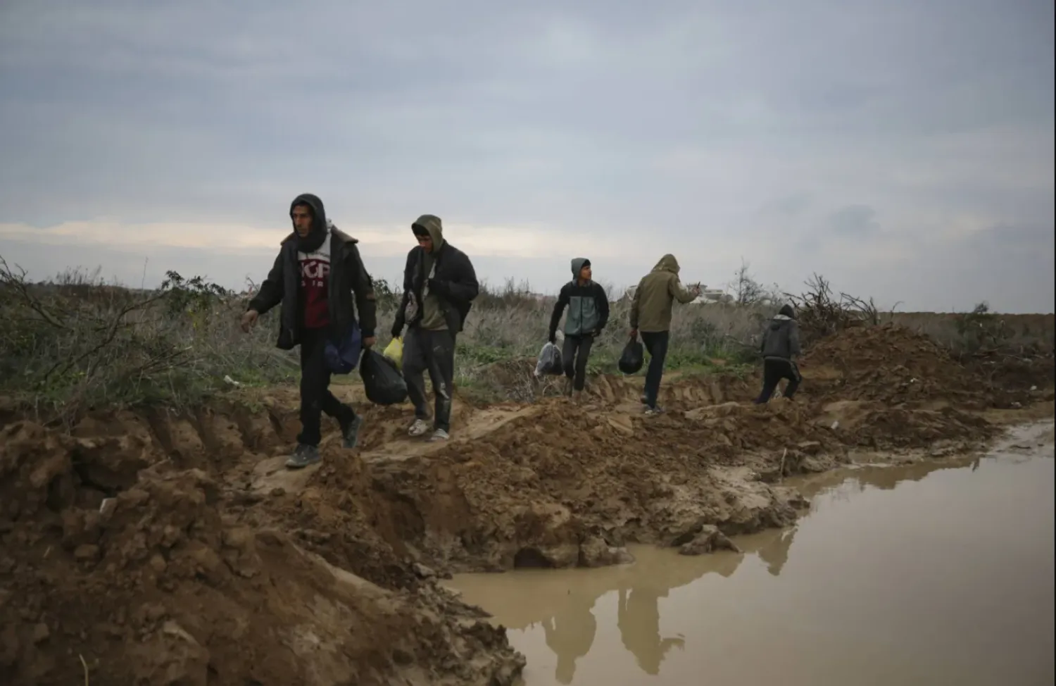 فلسطينيون نازحون من وسط غزة يعودون إلى منازلهم بشمال القطاع (أ.ب)