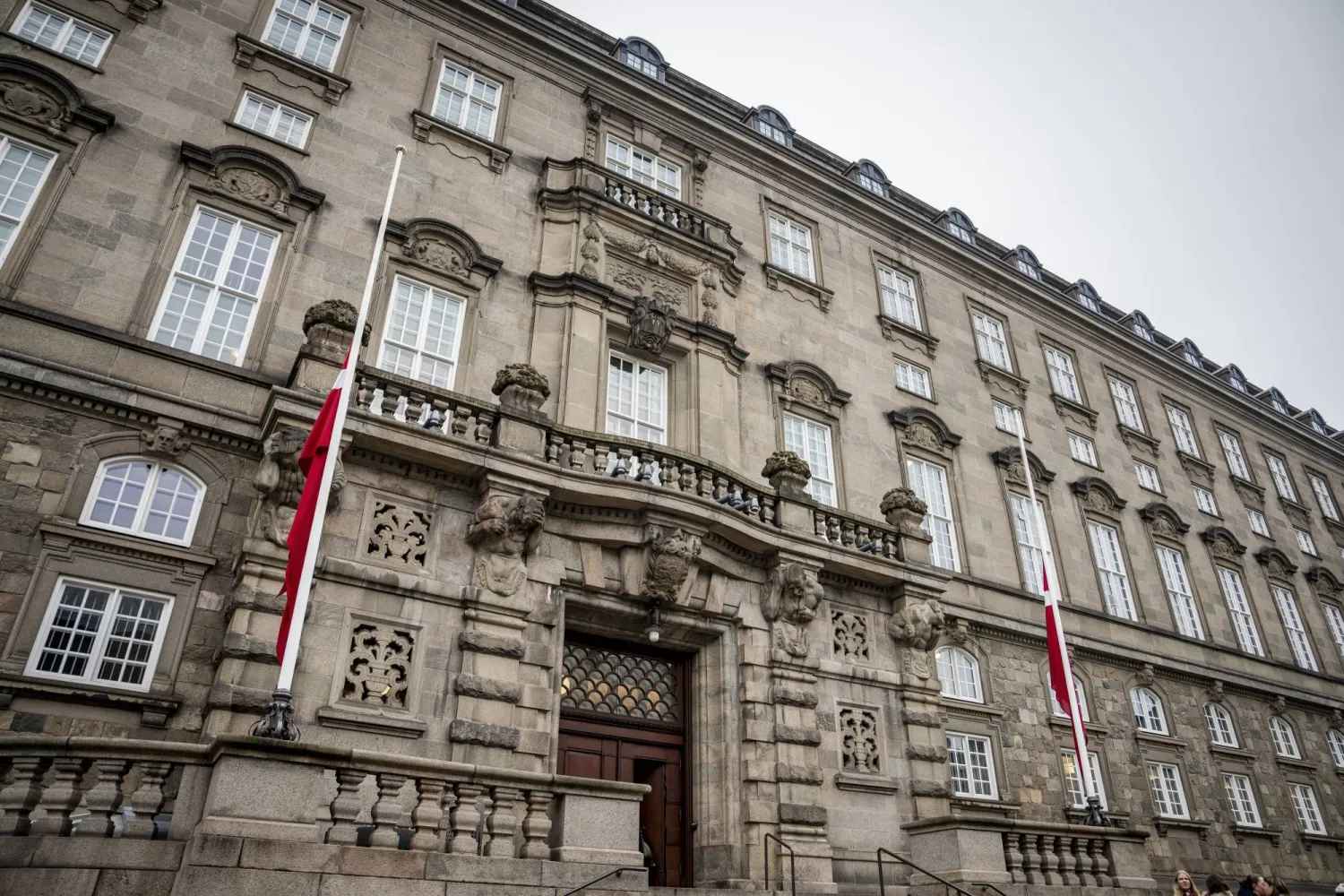 العلم الدنماركي «دانيبروغ» في وضع نصف الصاري في البرلمان الدنماركي حيث أحيا أعضاء البرلمان الدنماركي «فولكتينغ» ذكرى المواطن الدنماركي الإسرائيلي المتوفى إيتسيك إلجارات