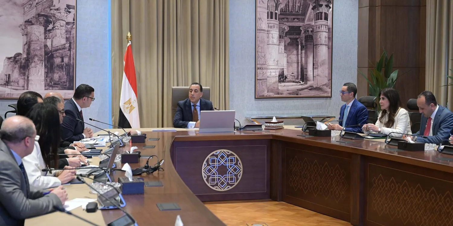 مدبولي خلال اجتماعه مع عدد من الوزراء لمتابعة تطوير «مربع الوزارات» (مجلس الوزراء المصري)