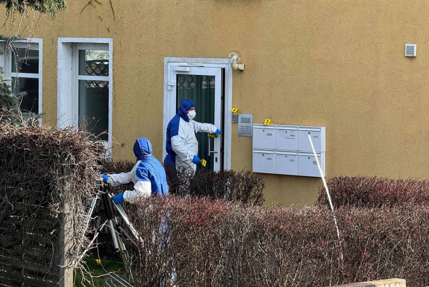 Forensic experts of the police secure evidences on March 7, 2025 at a residential building in Schoenebeck near Magdeburg, northeastern Germany. (Photo by Thomas SCHULZ / dpa / AFP)