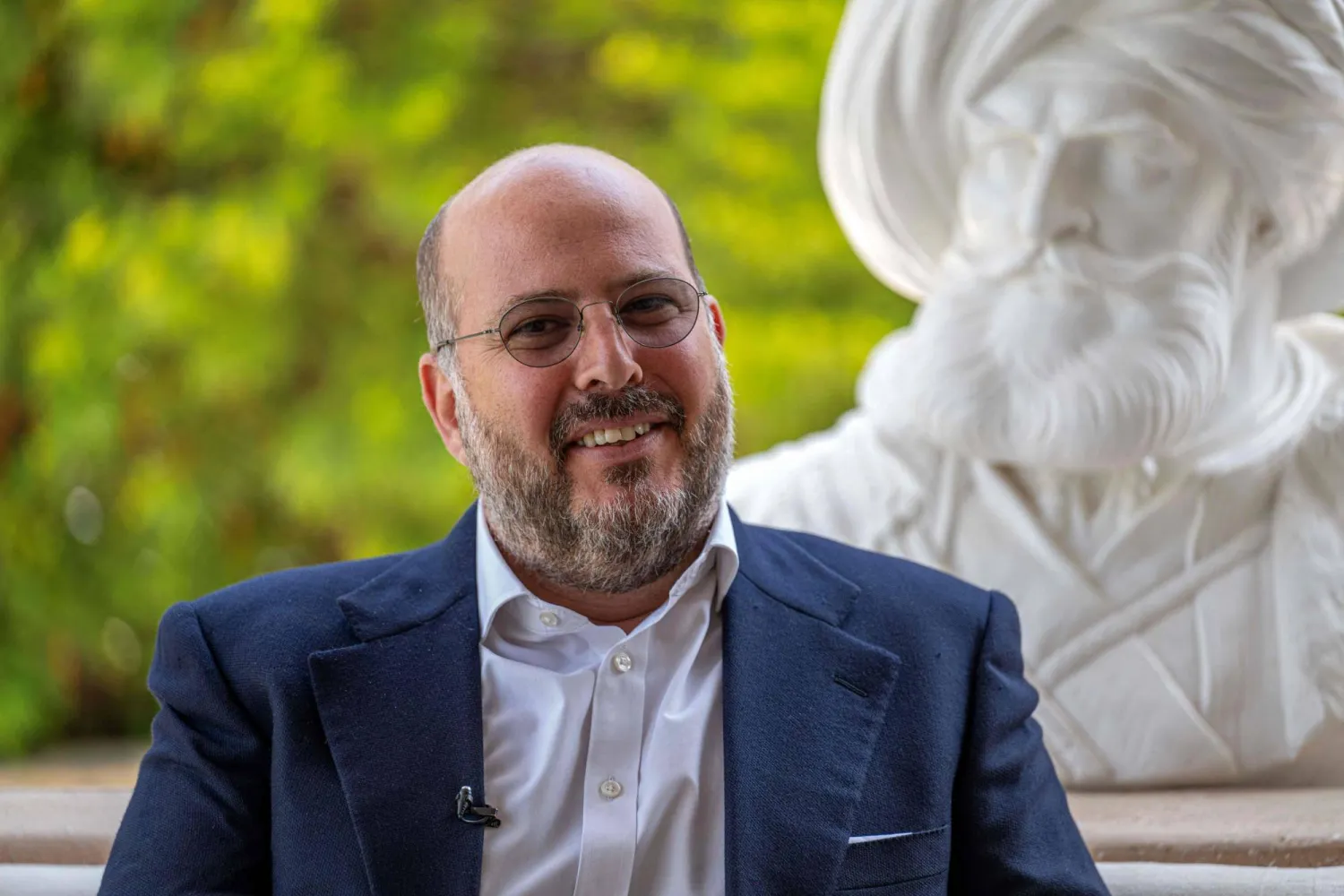 الأمير محمد علي الابن الأكبر للملك فؤاد الثاني آخر ملوك مصر في الصورة في أثناء مقابلة مع «وكالة الصحافة الفرنسية» في القاهرة 6 مارس 2025 (أ.ف.ب)