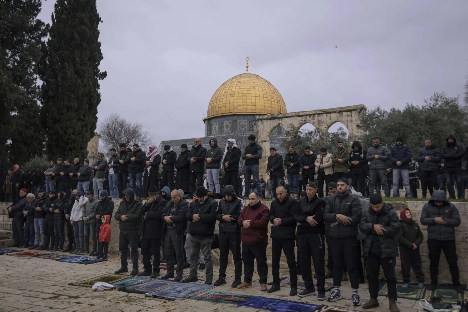 مصلون بالأقصى في أول جمعة من رمضان اليوم (أ.ب)