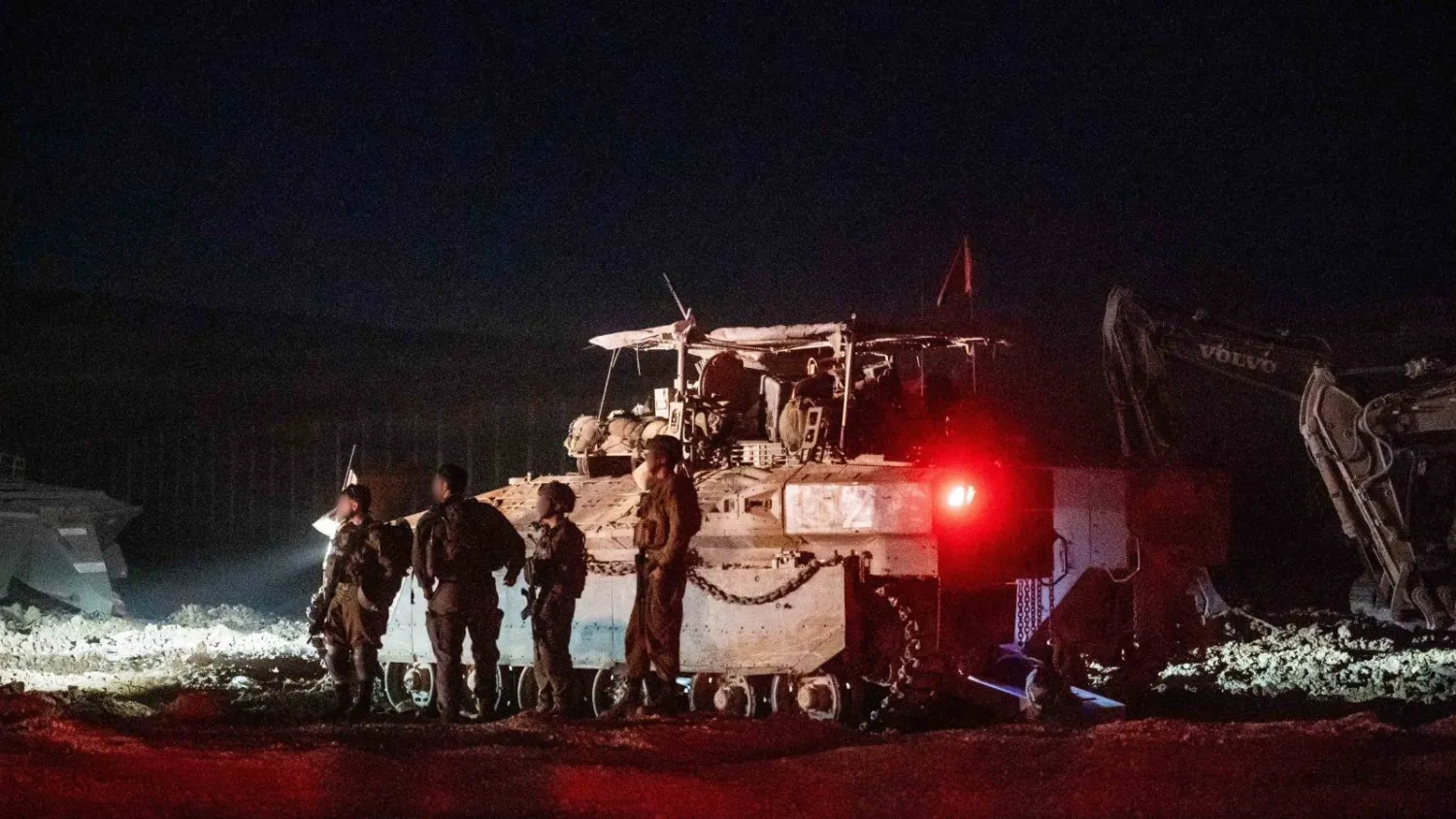 دبابة إسرائيلية وحولها مجموعة من الجنود خلال العمليات في قطاع غزة (الجيش الإسرائيلي)