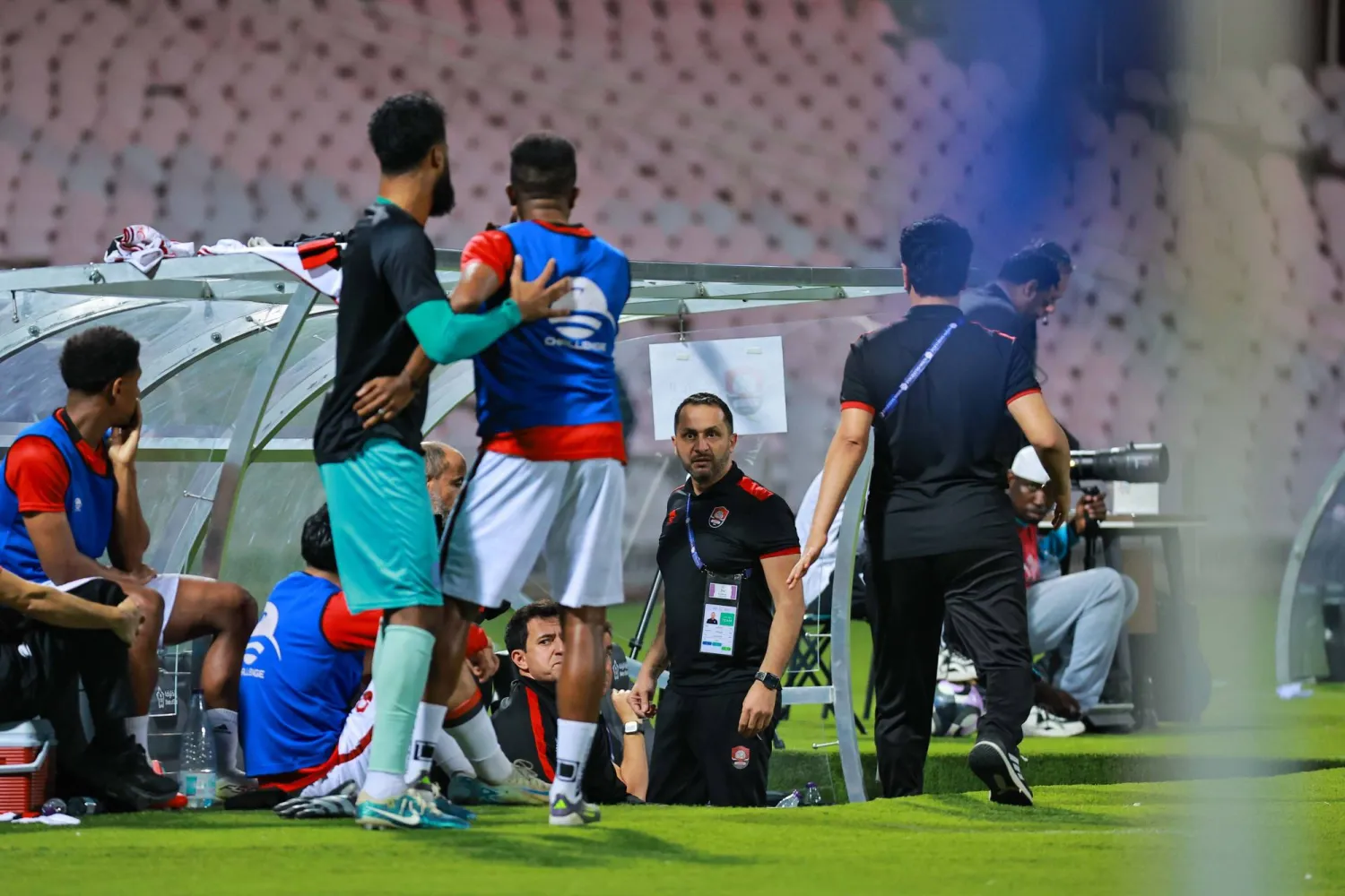 مقاعد بدلاء الرائد كما بدت عقب الخسارة أمام الوحدة (الشرق الأوسط)