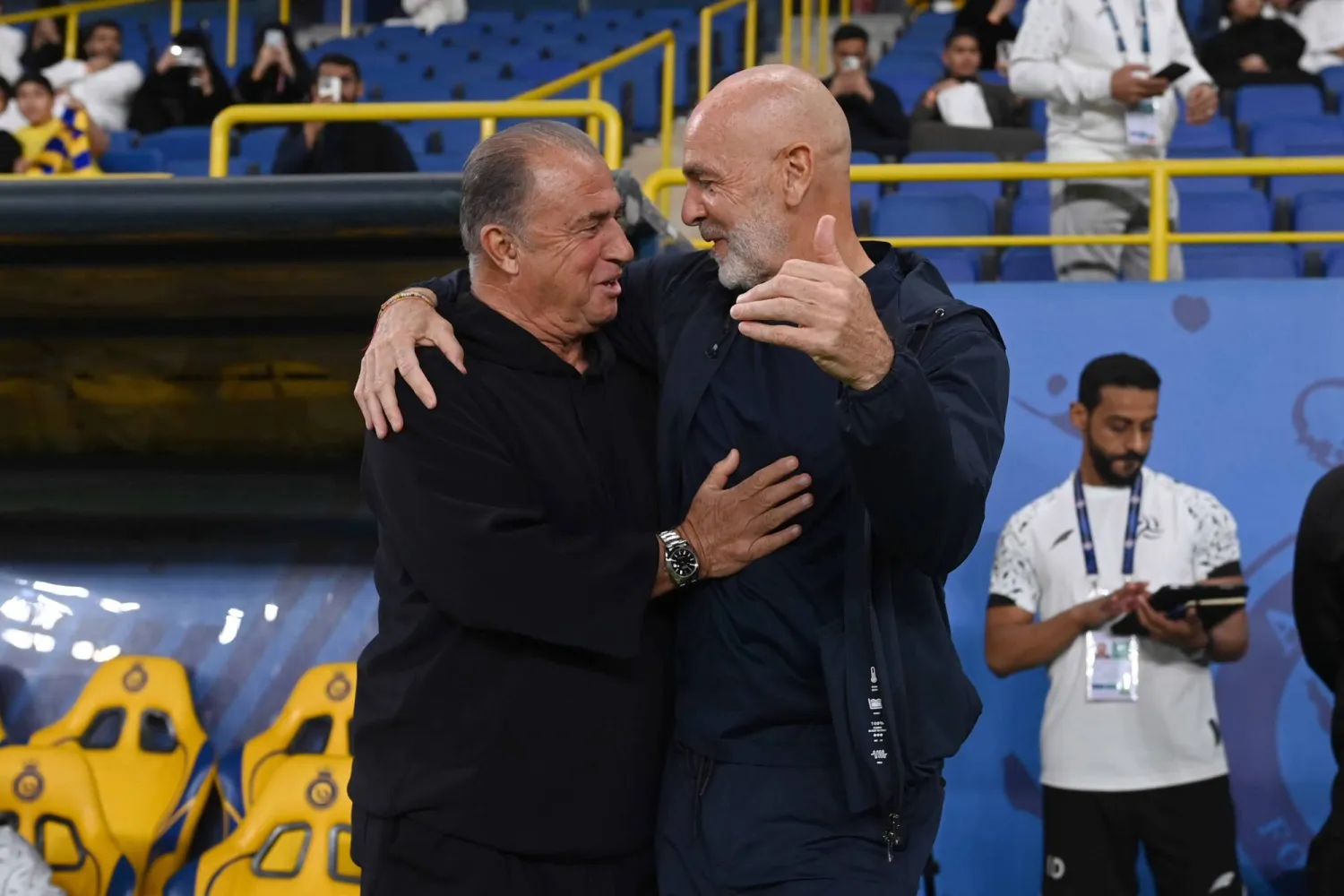 بيولي وتيريم يتحدثان قبل انطلاق المباراة (تصوير: عبدالرحمن السالم)