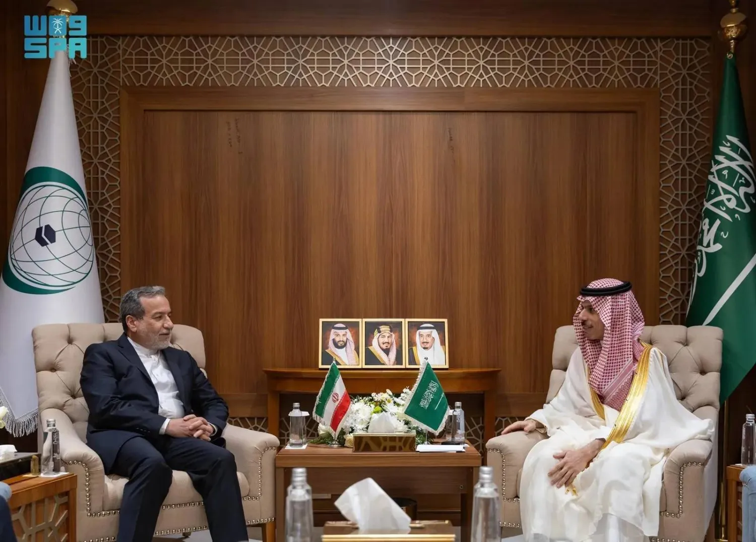 Saudi foreign minister meets with his Iranian counterpart. (SPA)