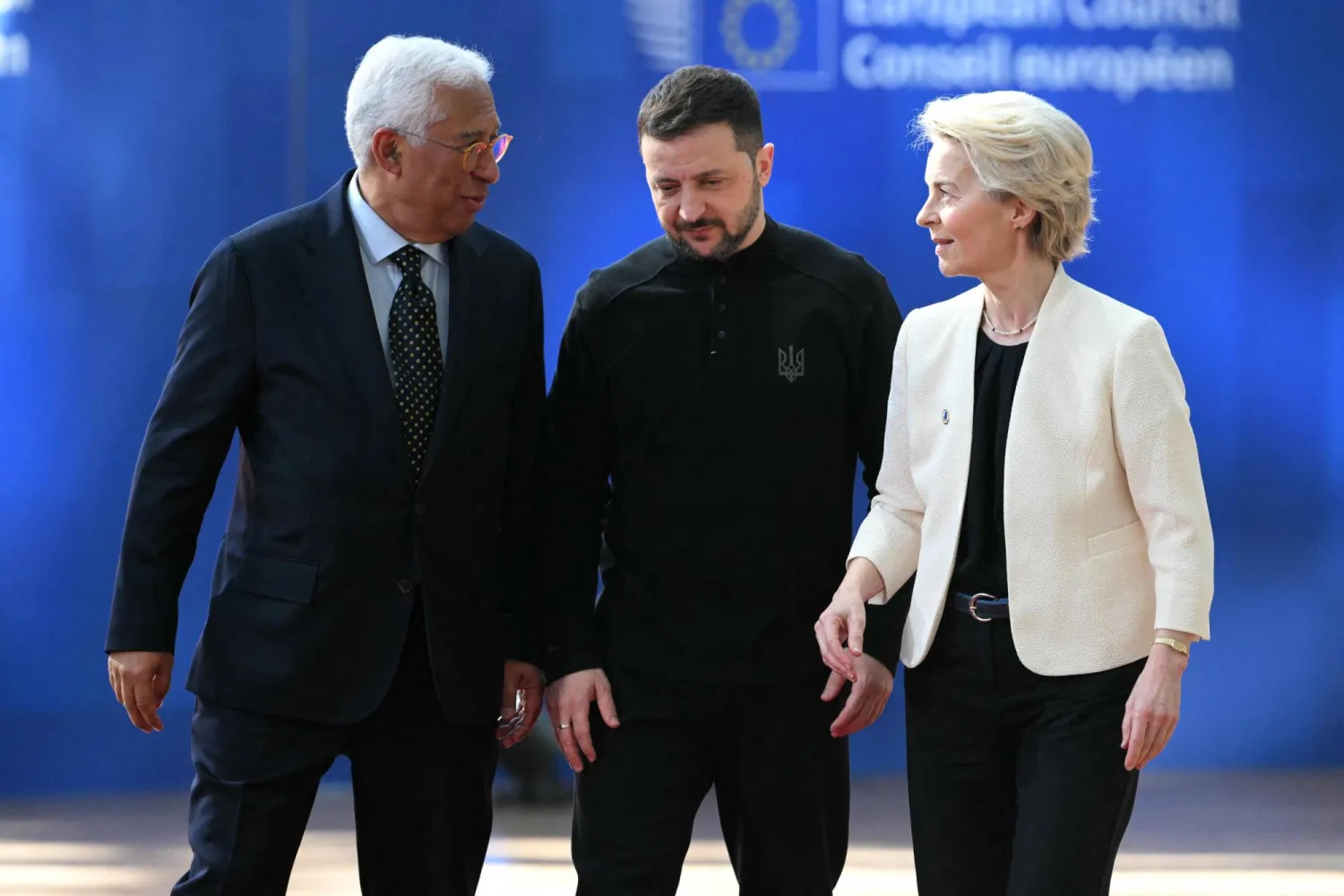 الرئيس الأوكراني فولوديمير زيلينسكي بين رئيسة المفوضية الأوروبية أورسولا فون دير لاين ورئيس المجلس الأوروبي أنطونيو كوستا في بروكسل (أ.ف.ب)