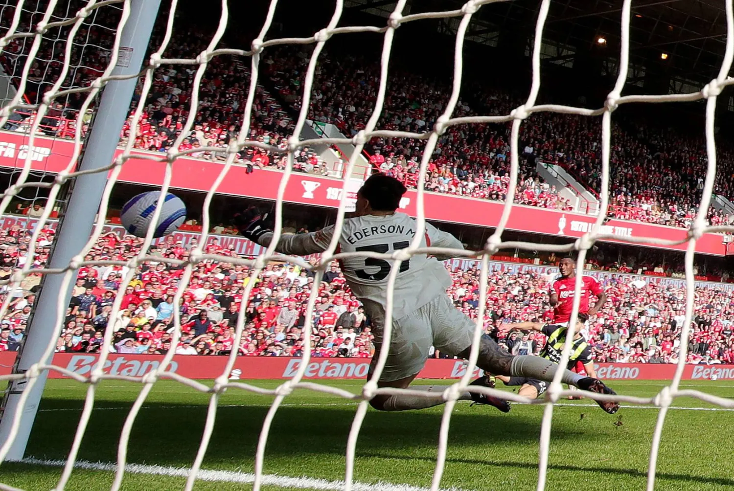 هدف فوز فوريست على سيتي في وقت متأخر من المباراة (رويترز)