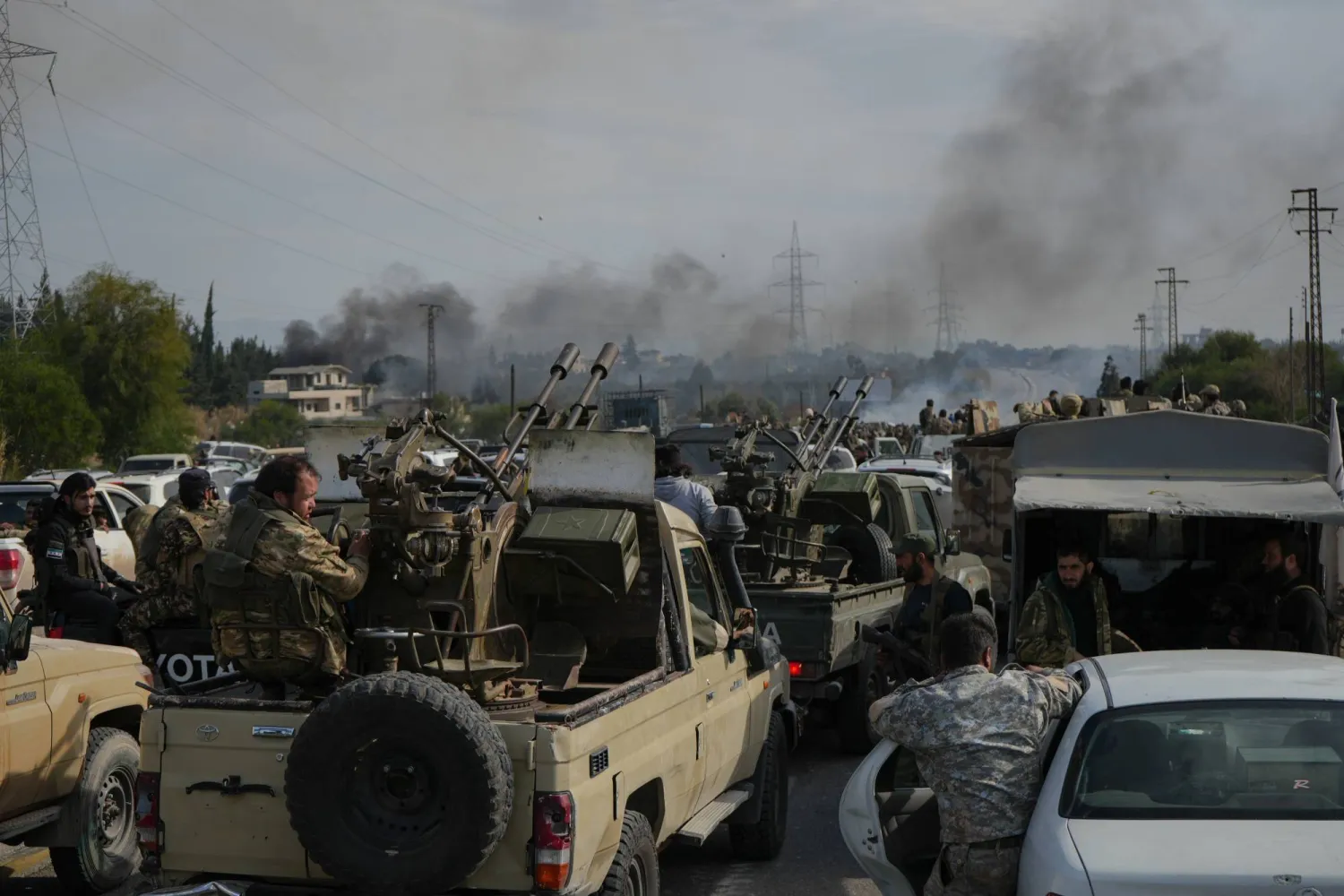 صورة ملتقطة يوم 7 مارس 2025 تظهر توجه قوات الجيش السوري إلى قرى ريف اللاذقية والساحل السوري لمحاربة المقاتلين المرتبطين بالرئيس المخلوع بشار الأسد (د.ب.أ)