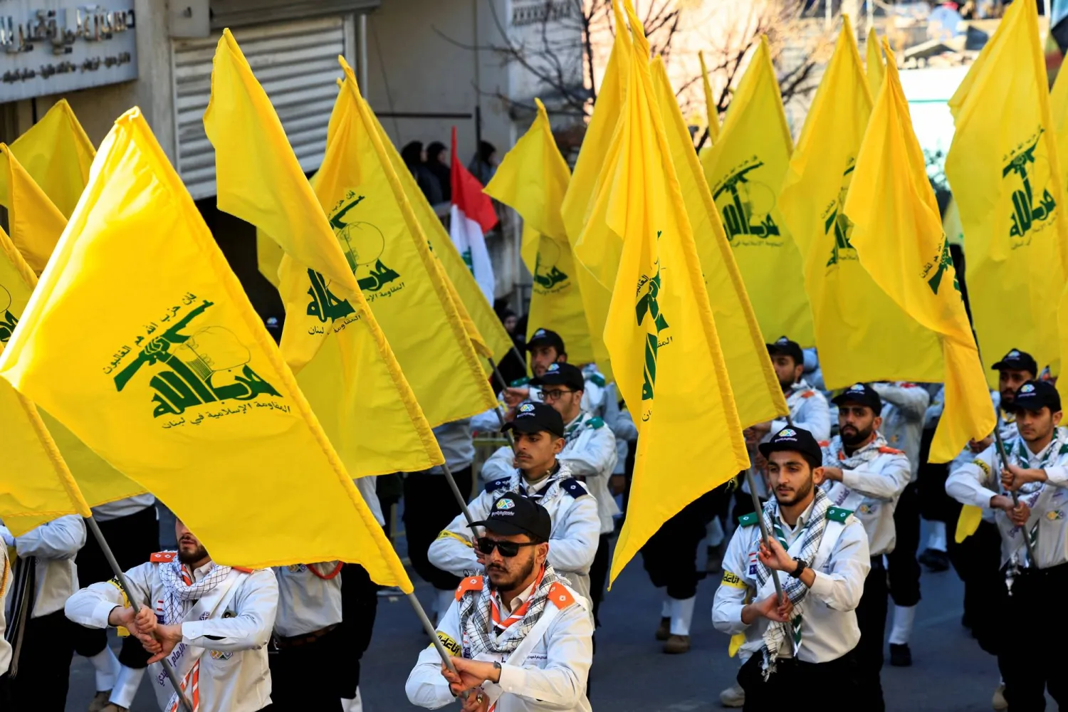 عناصر من «حزب الله» خلال تشييع الأمين العام للحزب هاشم صفي الدين في قرية دير قانون النهر بجنوب لبنان في 24 فبراير (شباط) 2025 (رويترز)