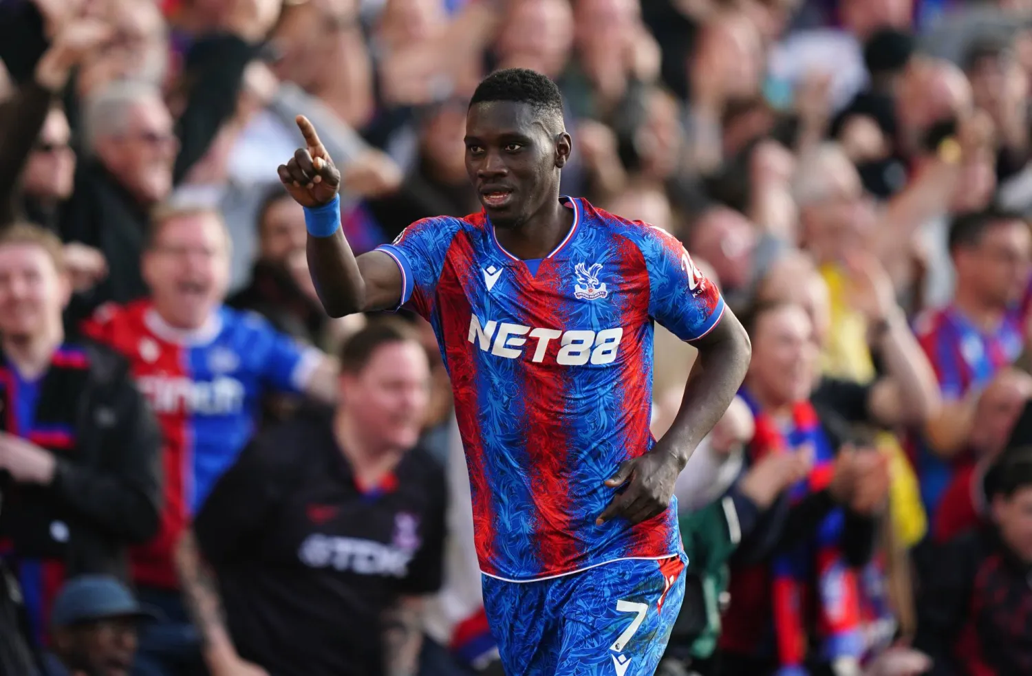 إسماعيلا سار يحتفل بهدف الفوز في مرمى إبسويتش (د.ب.أ)