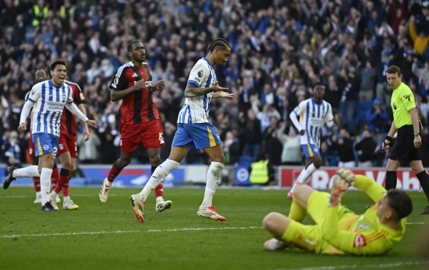 جواو بيدرو يحتفل بهدف الفوز القاتل في مرمى فولهام (رويترز)