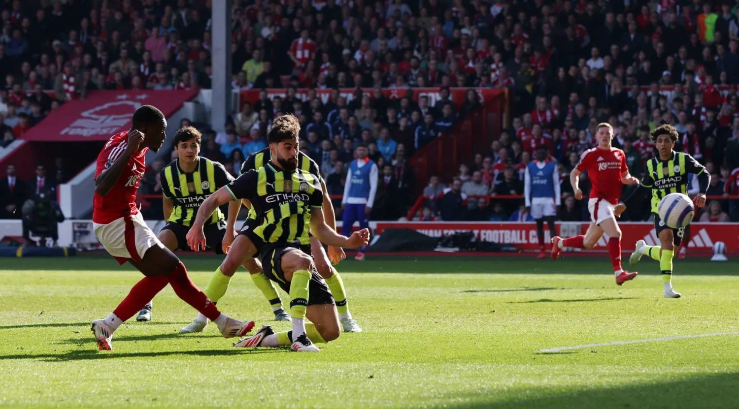 تسديدة كالوم هودسون أودوي في طريقها لمعانقة شباك مانشستر سيتي (رويترز)