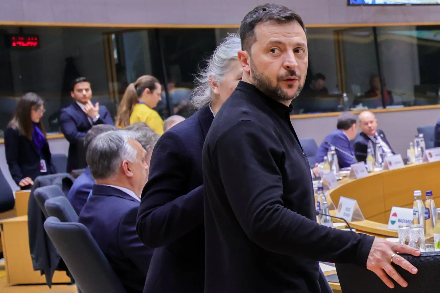 الرئيس الأوكراني فولوديمير زيلينسكي خلال اجتماع المجلس الأوروبي في بروكسل (إ.ب.أ)
