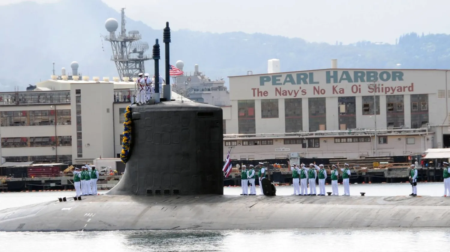الغواصة الأميركية هاواي من فئة فيرجينا خلال وجودها في ميناء بيرل هاربور (البحرية الأميركية)