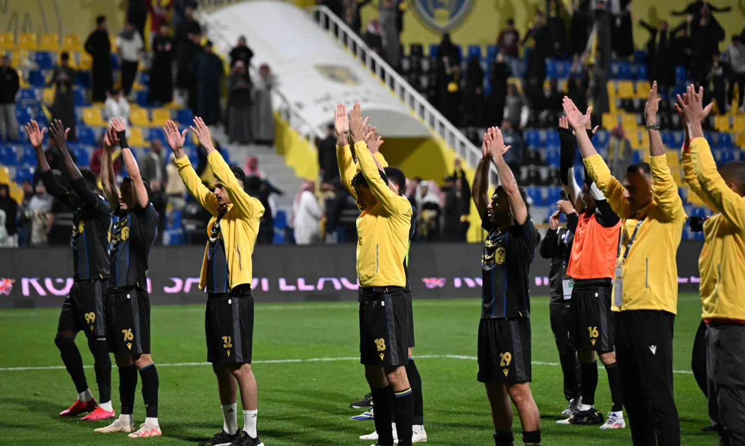 لاعبو التعاون يحييون جماهيرهم عقب الفوز على ضمك (تصوير: بشير صالح)