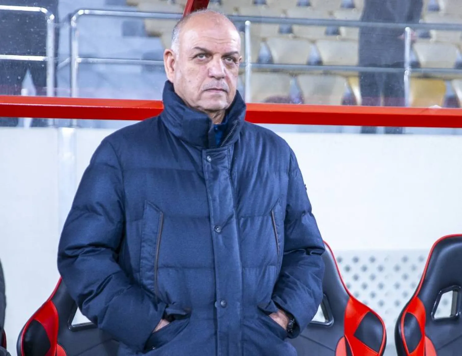 عدنان حمد يراقب أداء لاعبيه خلال المباراة (تصوير: سعد الدوسري)