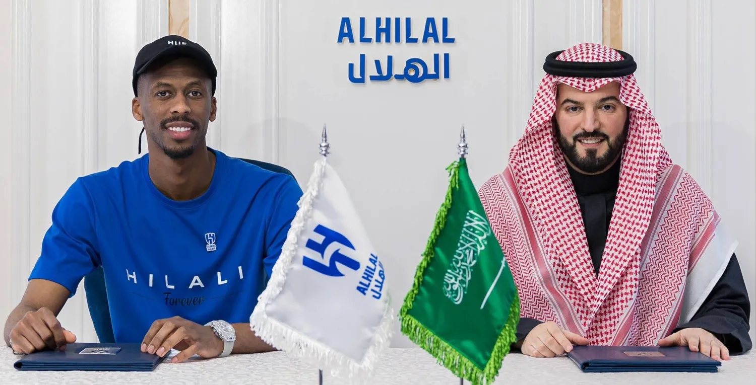 بن نافل رئيس الهلال وكنو أثناء تجديد العقد (نادي الهلال)