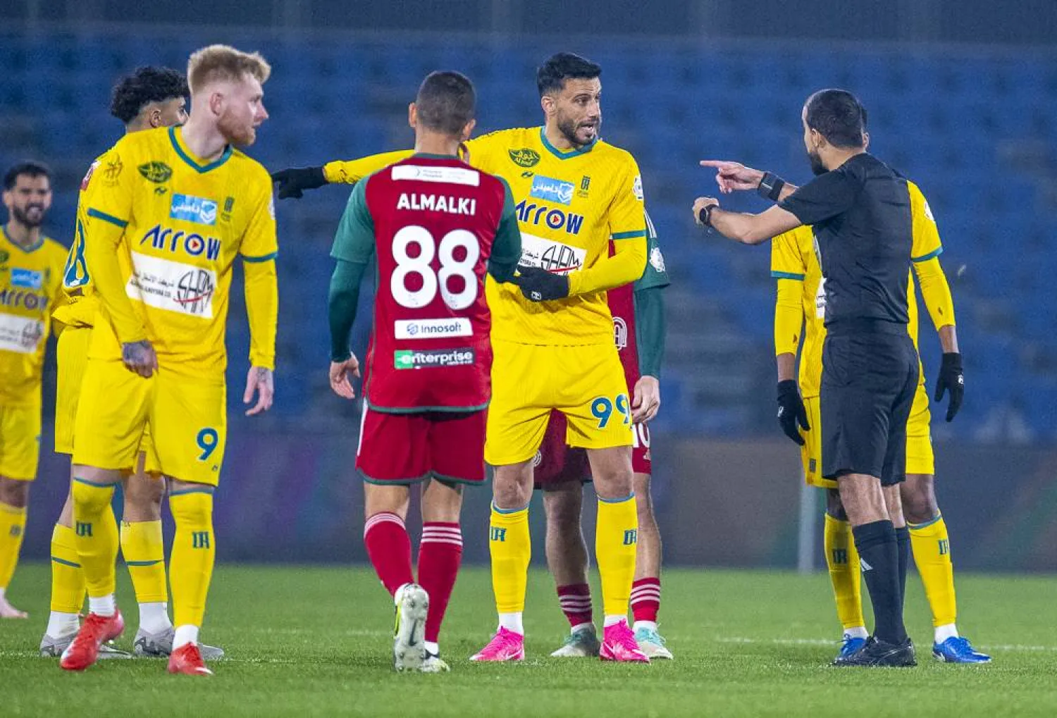 السومة لاعب العروبة في نقاش مع الحكم أحمد الرميخاني خلال المباراة (تصوير: سعد الدوسري)