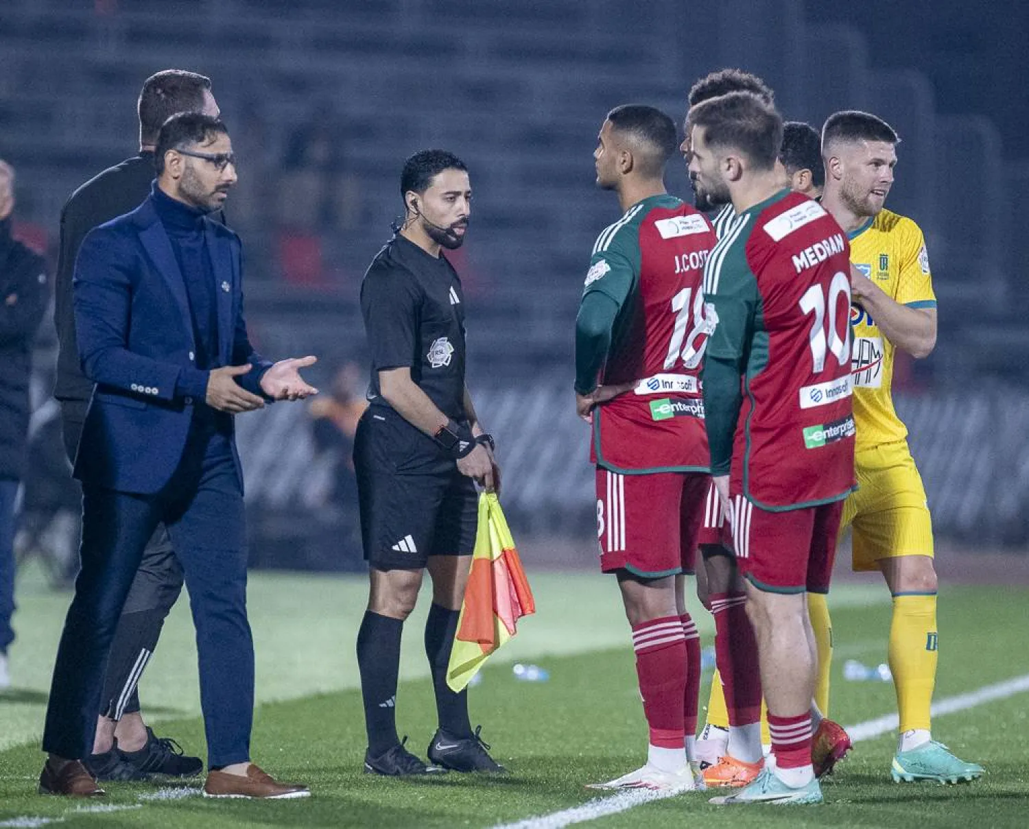 الشهري يوجه لاعبيه خلال المباراة (تصوير: سعد الدوسري)