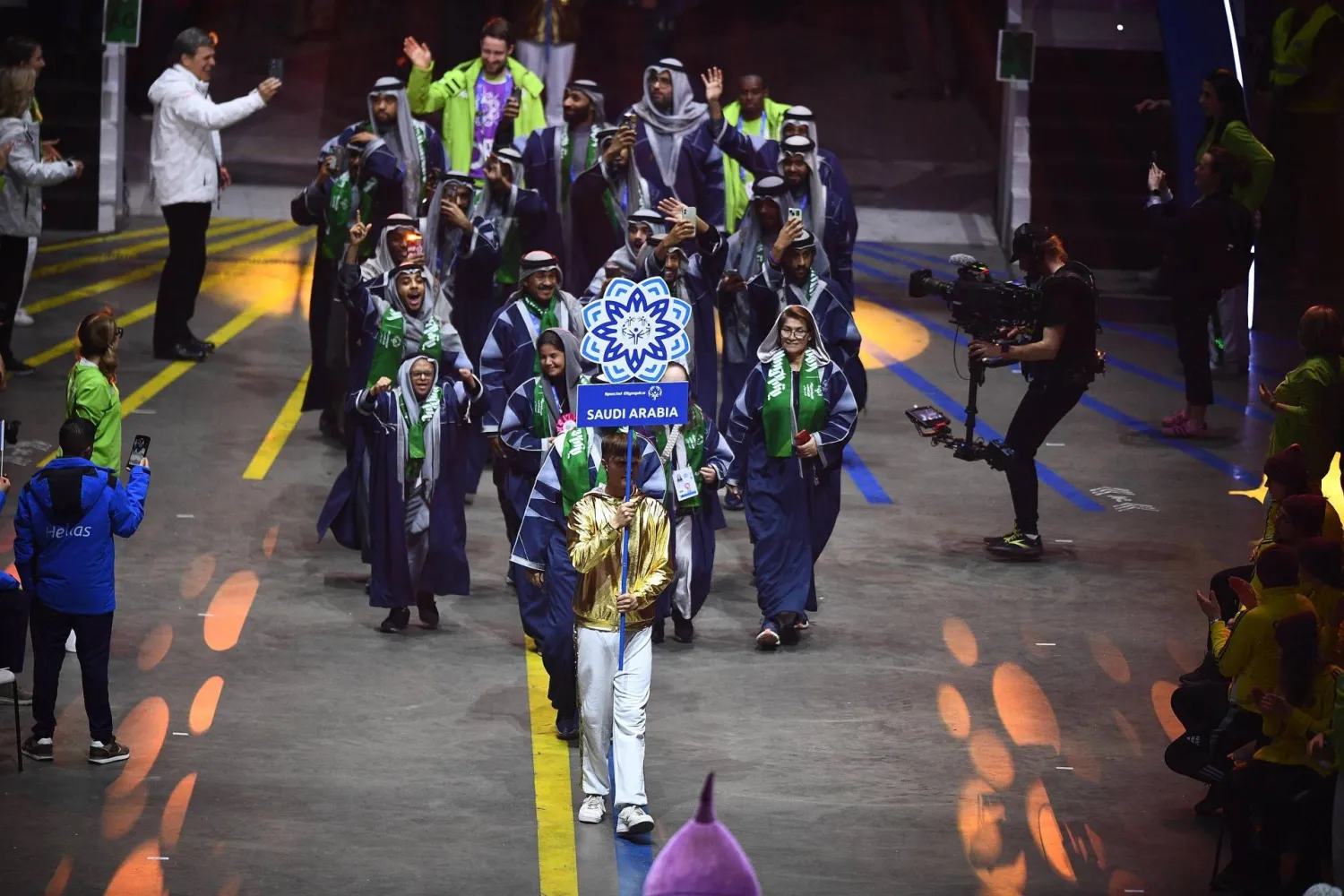 البعثة السعودية خلال مسيرتها في حفل الافتتاح (الشرق الأوسط)