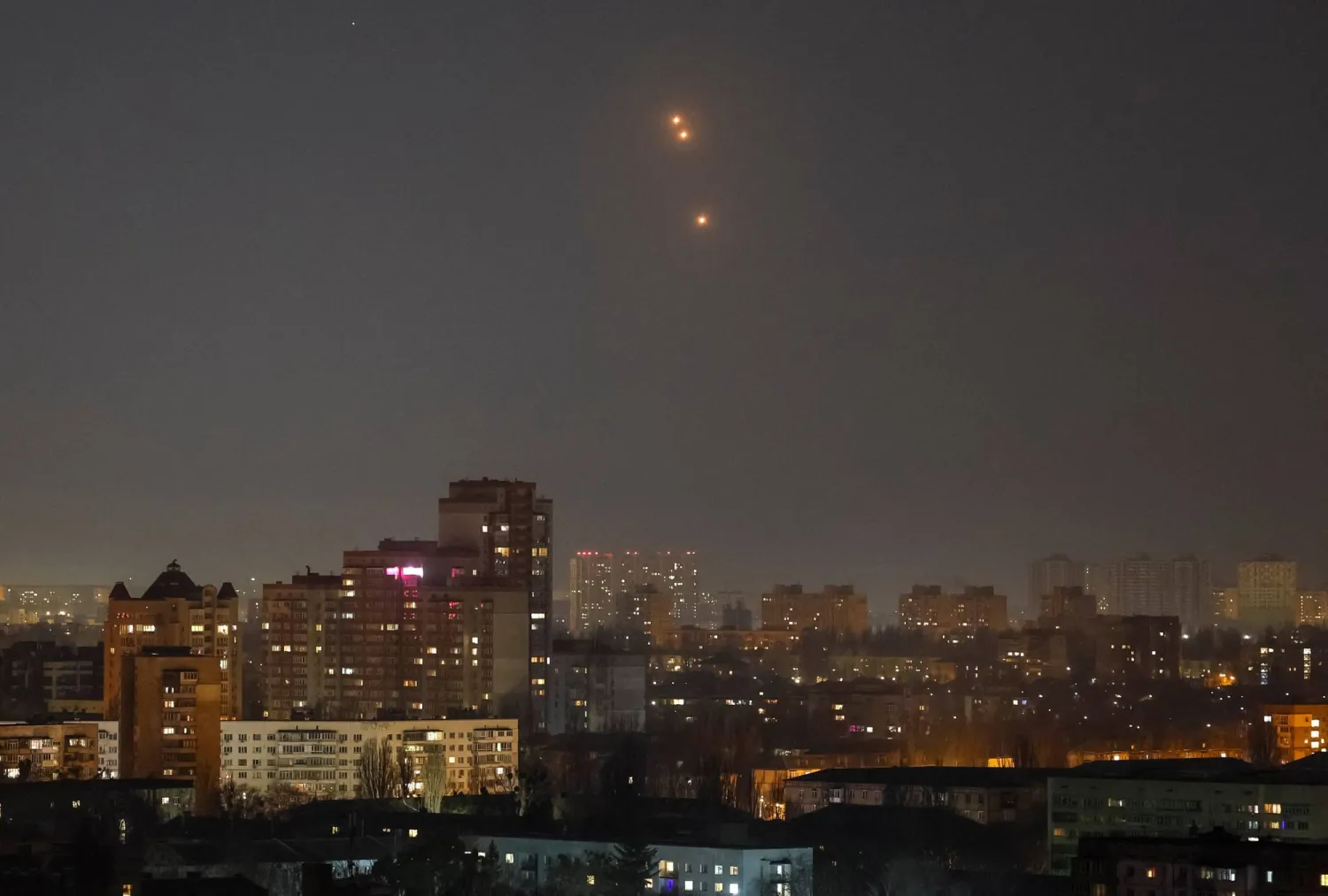 Explosions are seen in the sky over the city during a Russian drone strike, amid Russia's attack on Ukraine, in Kyiv, Ukraine March 8, 2025. REUTERS/Gleb Garanich