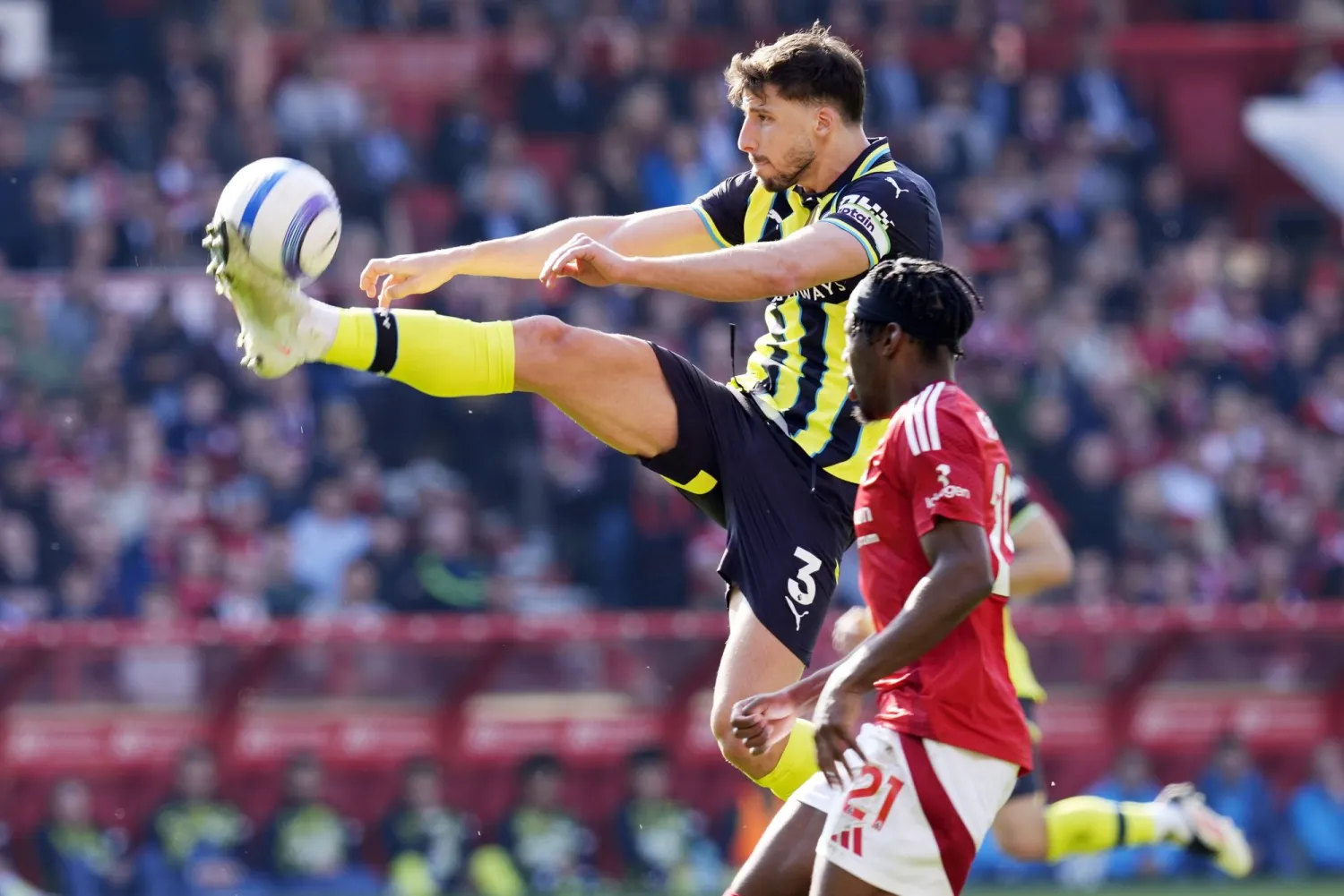 روبن دياز خلال المواجهة التي خسرها مانشستر سيتي أمام نوتنغهام (إ.ب.أ)