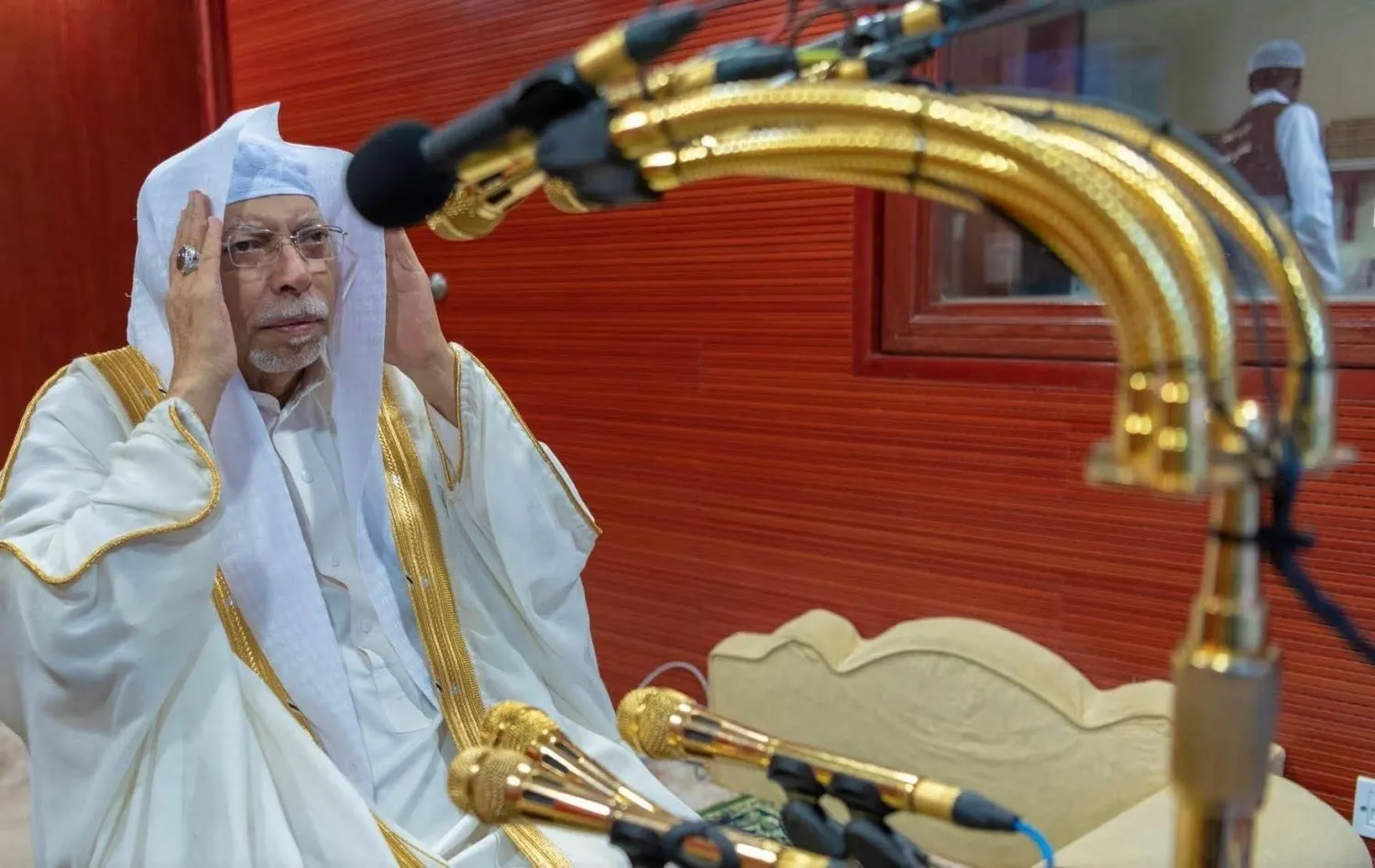 المؤذن علي ملا أشهر مؤذني الحرم المكي المعاصرين (واس)