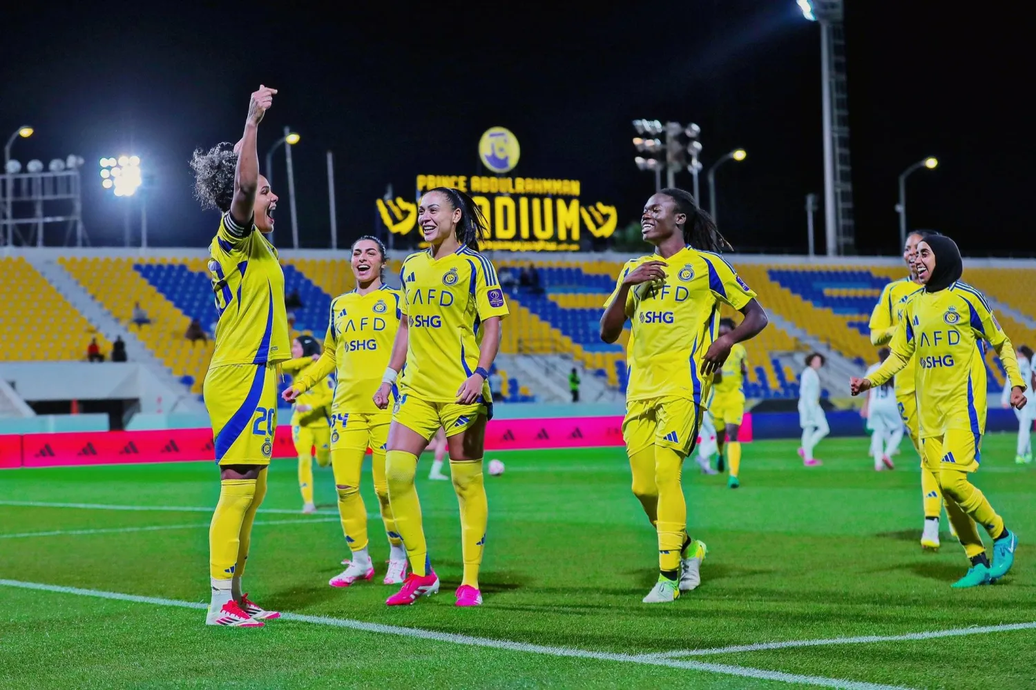 لاعبات النصر يحتفلن أمس بالفوز المثير (نادي النصر)