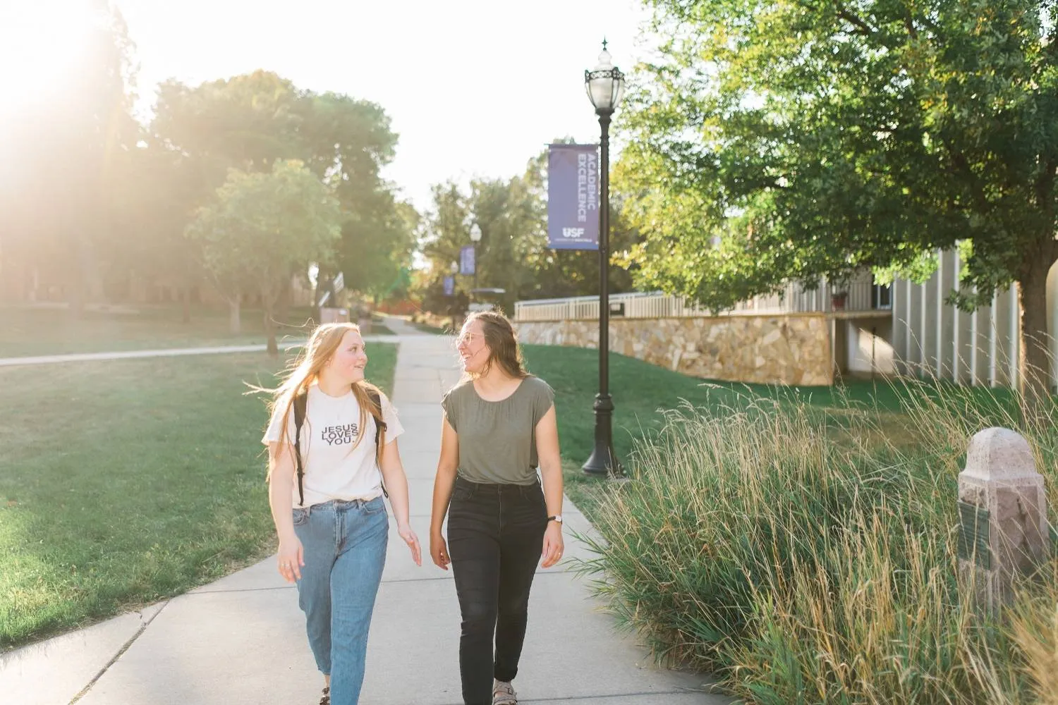 المشي يومياً يعزز فرص العيش بصحة أفضل (جامعة سيوكس فولز الأميركية)