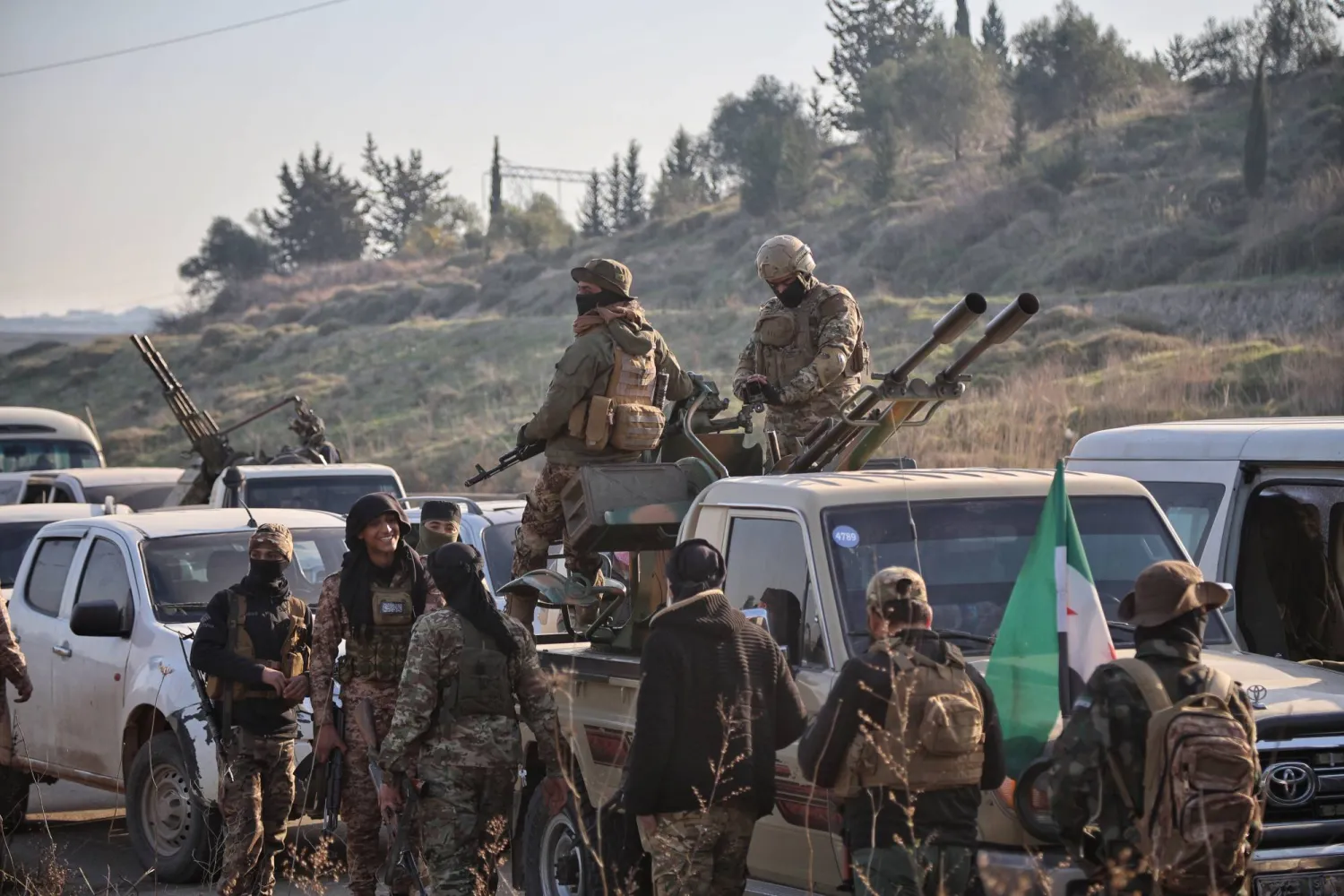 عناصر في الأمن السوري يشاركون في عمليات ملاحقة فلول النظام السابق باللاذقية  (إ.ب.أ)