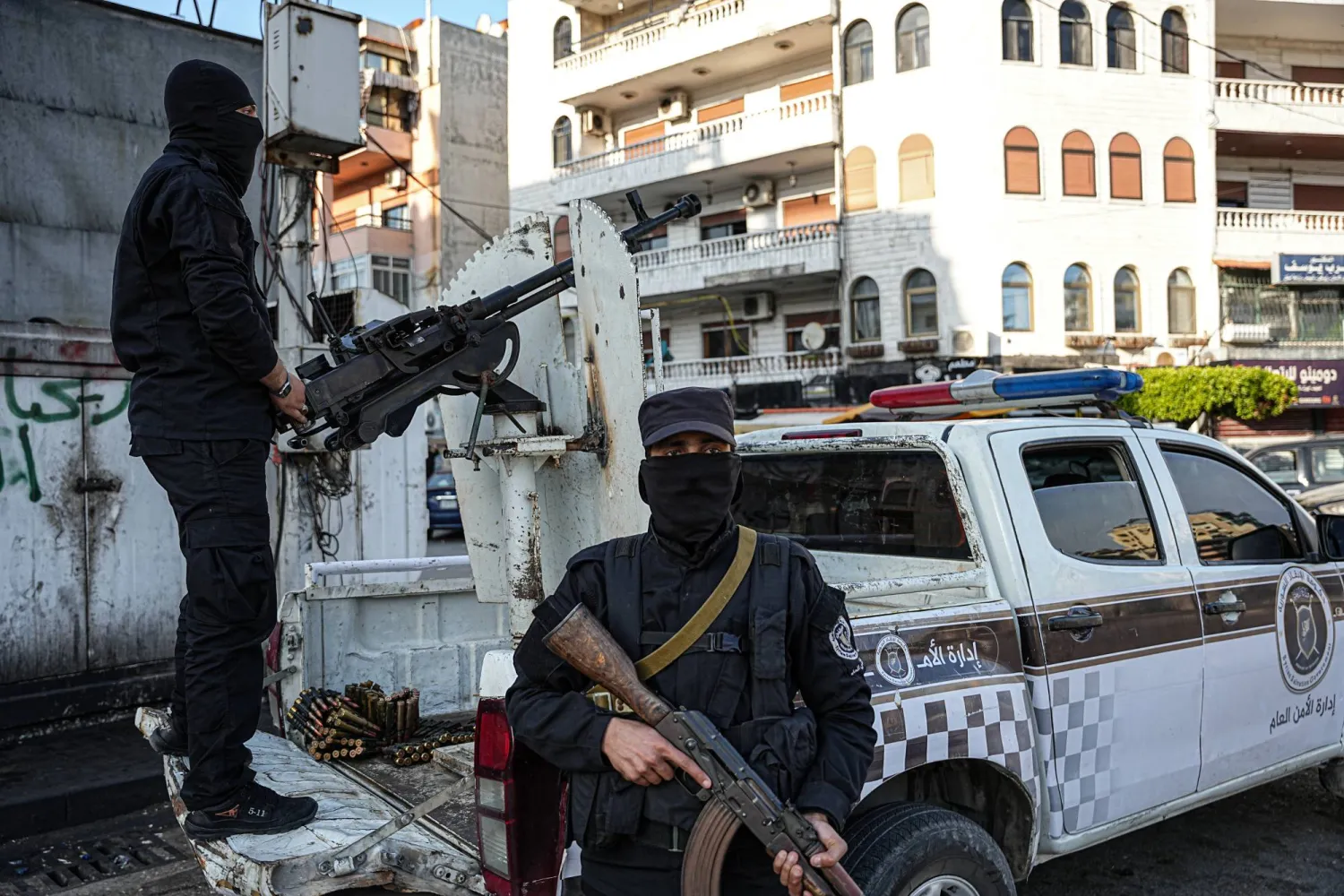 عناصر في الأمن السوري يشاركون في عمليات ملاحقة فلول النظام السابق باللاذقية (إ.ب.أ)